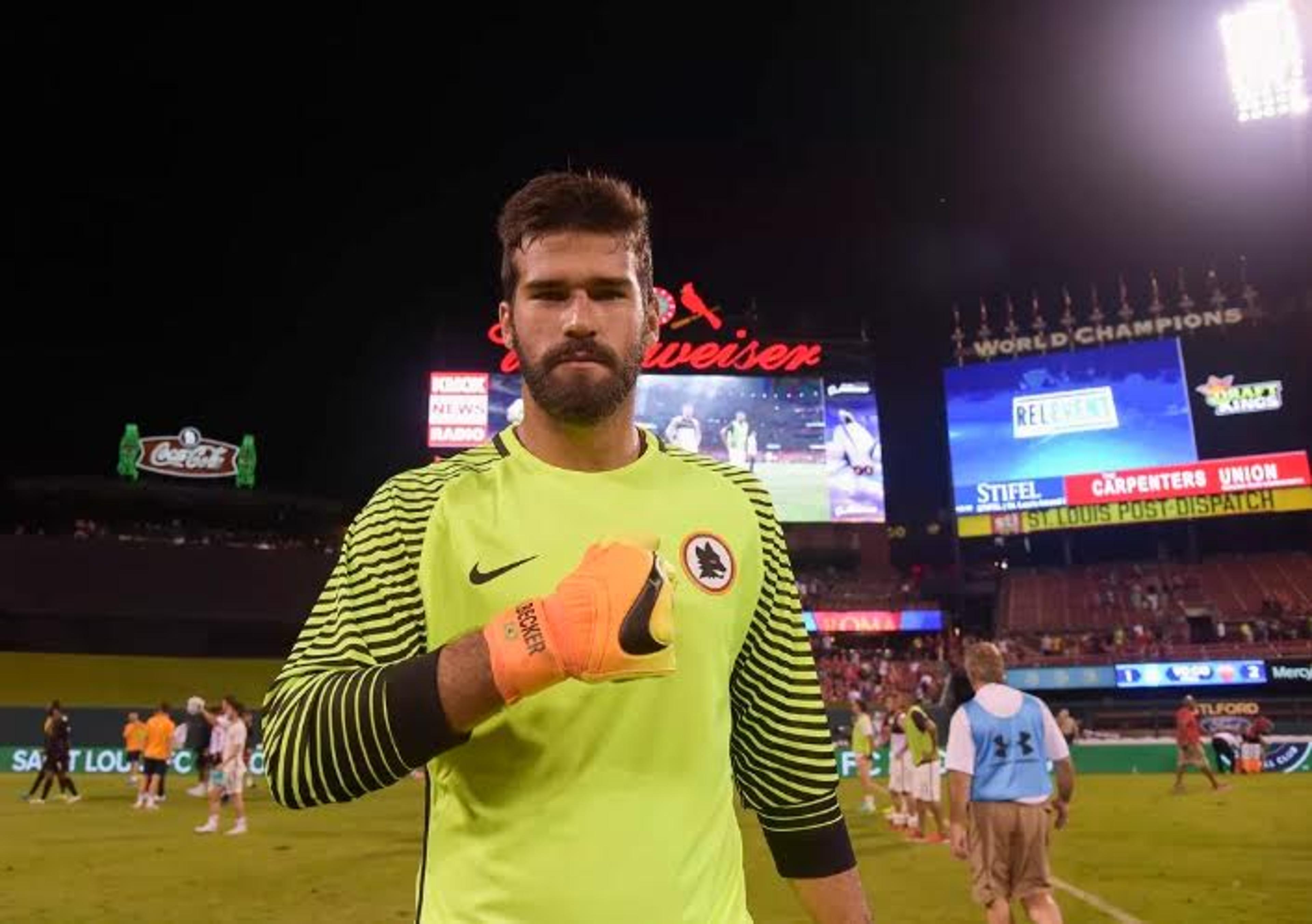 Destaque contra o Liverpool, Alisson elogia equipe e brasileiros da Roma