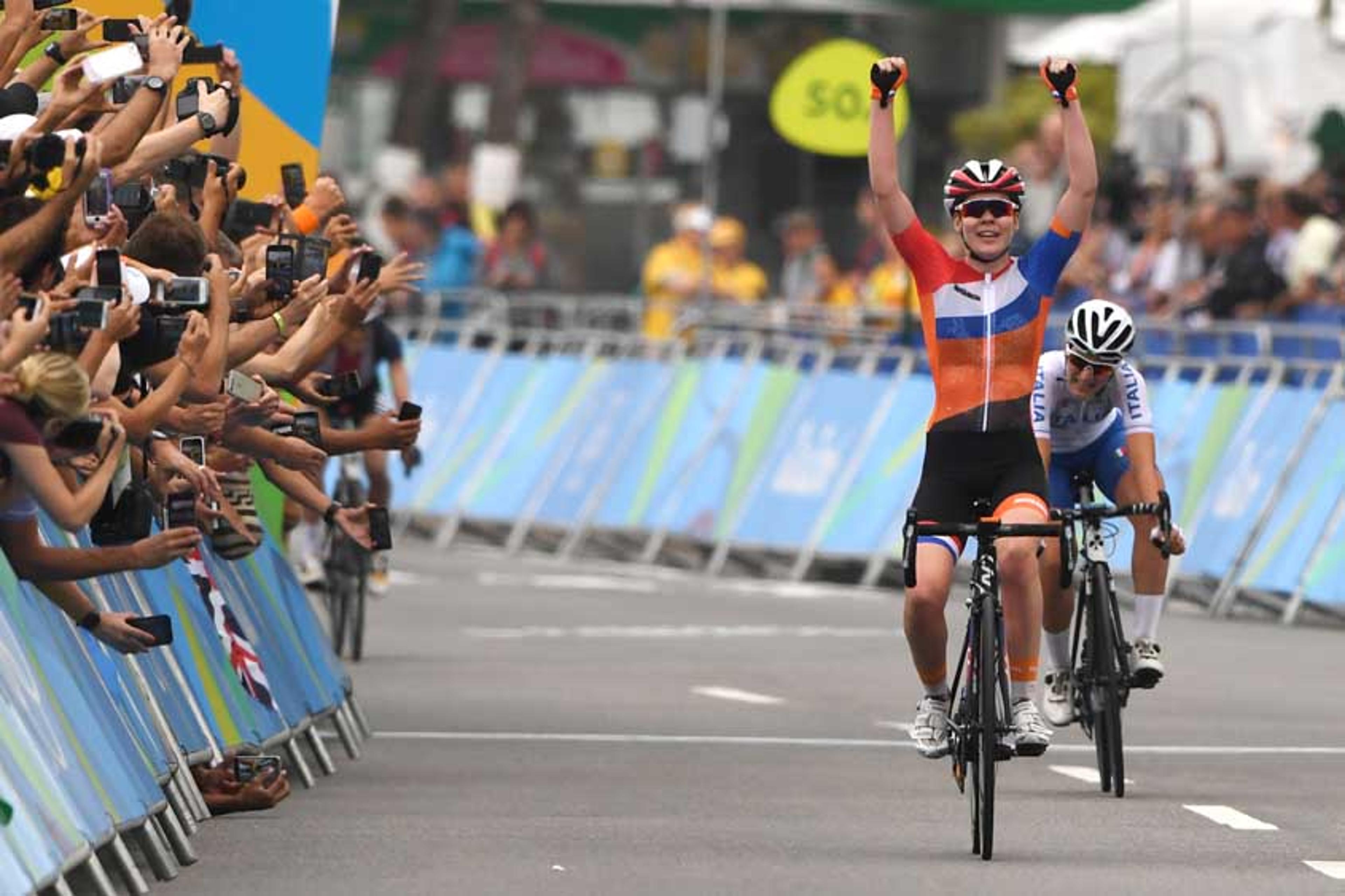 Com arrancada espetacular, holandesa conquista ouro no ciclismo