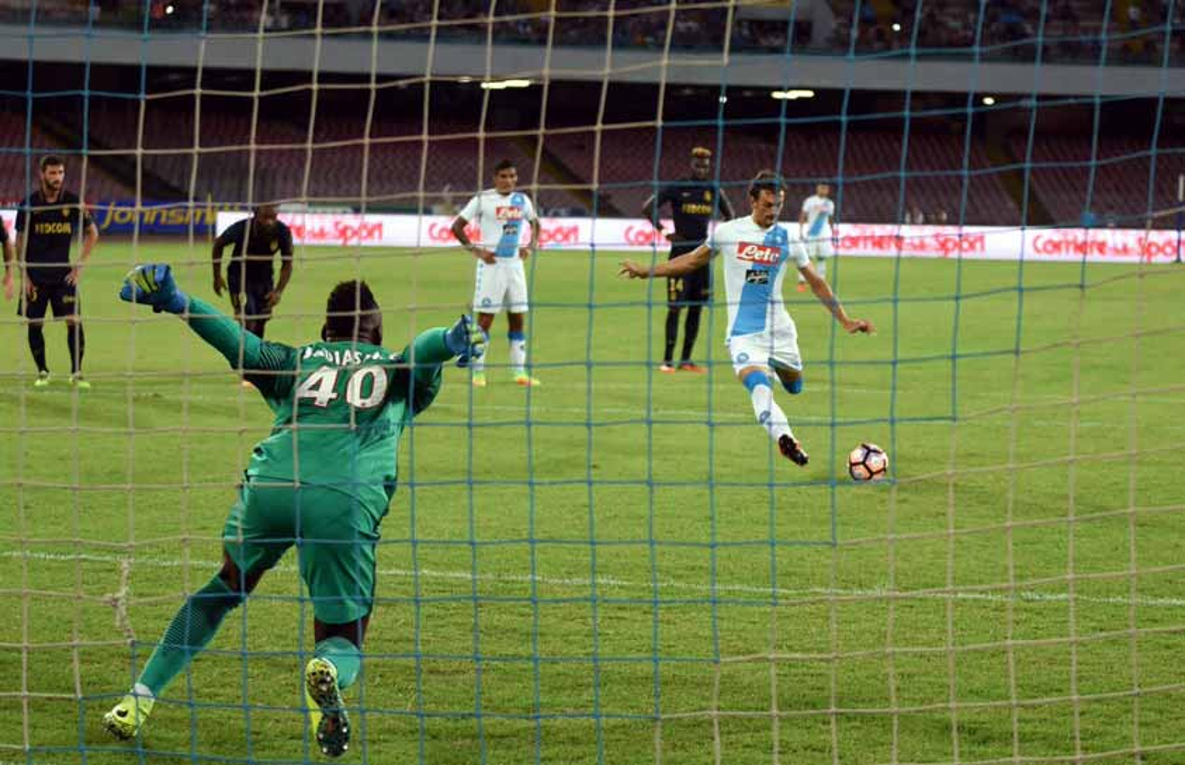 Atacante faz quatro gols, e Napoli massacra o Monaco em amistoso