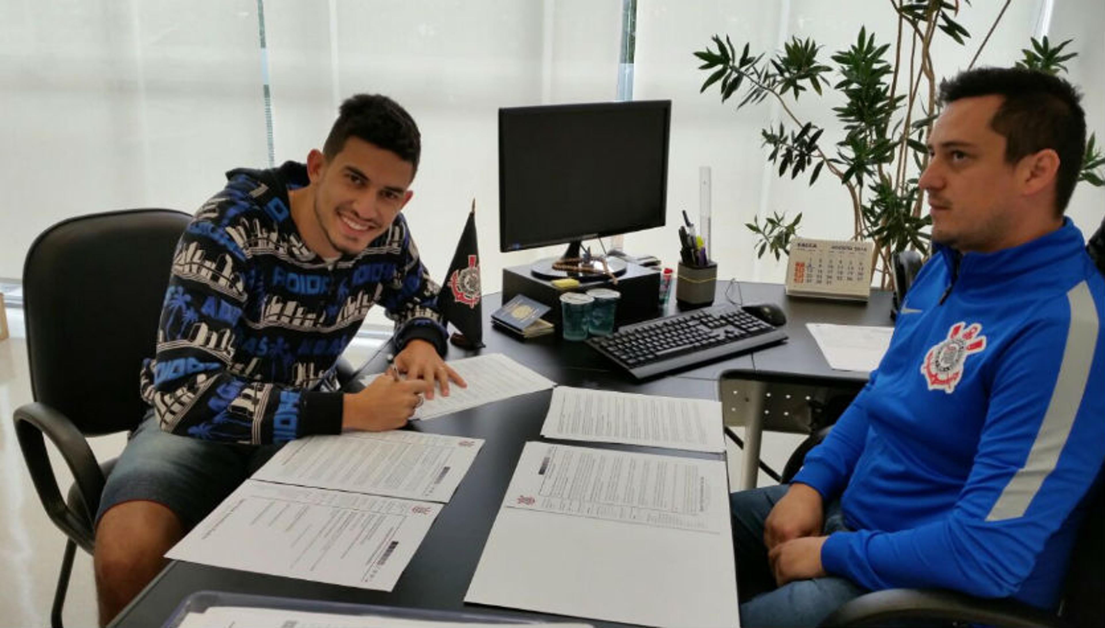 Próximo de voltar, Pedro Henrique acerta renovação com o Corinthians