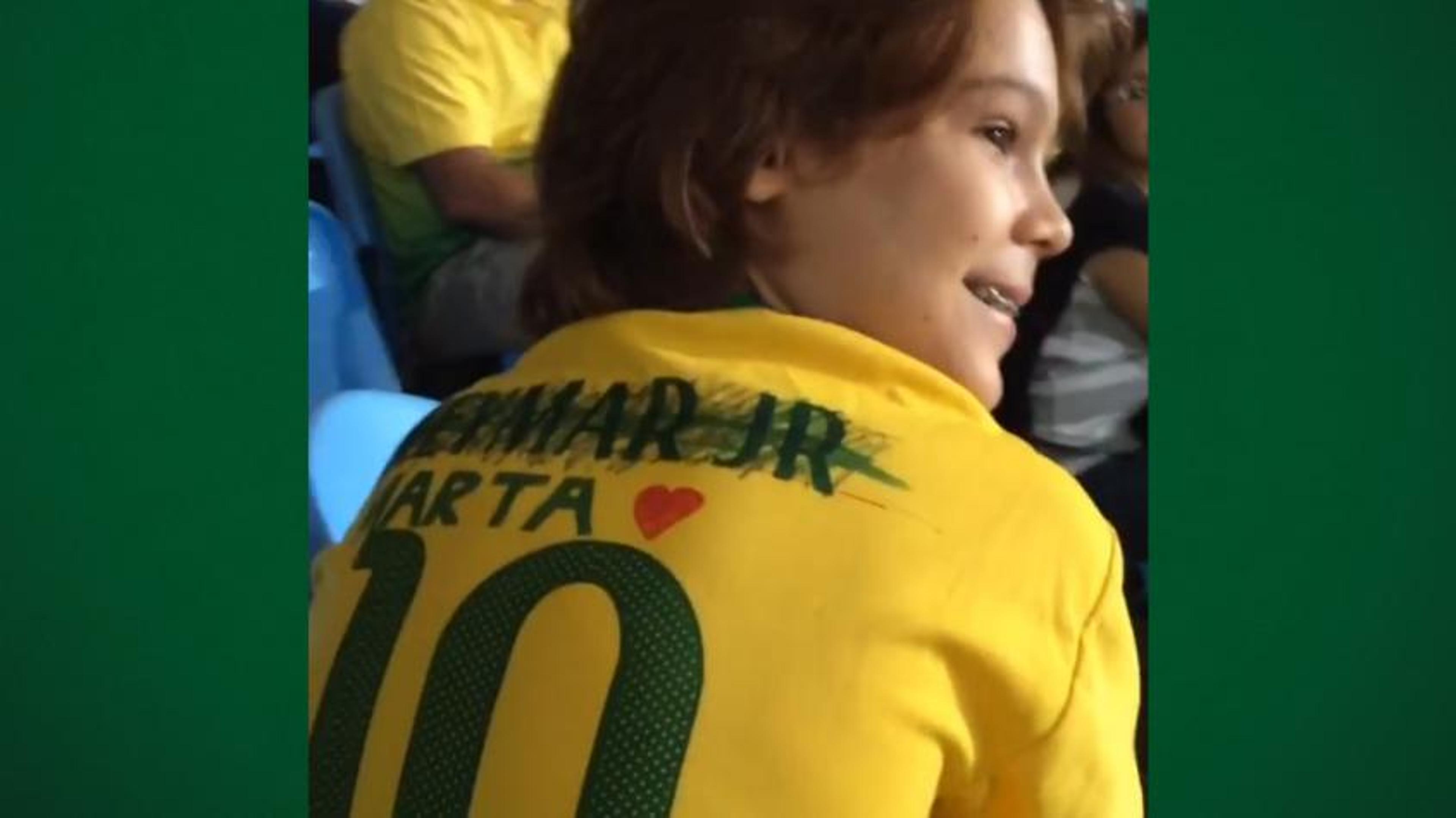 VÍDEO: Garoto risca o nome de Neymar e escreve o de Marta em camisa da seleção