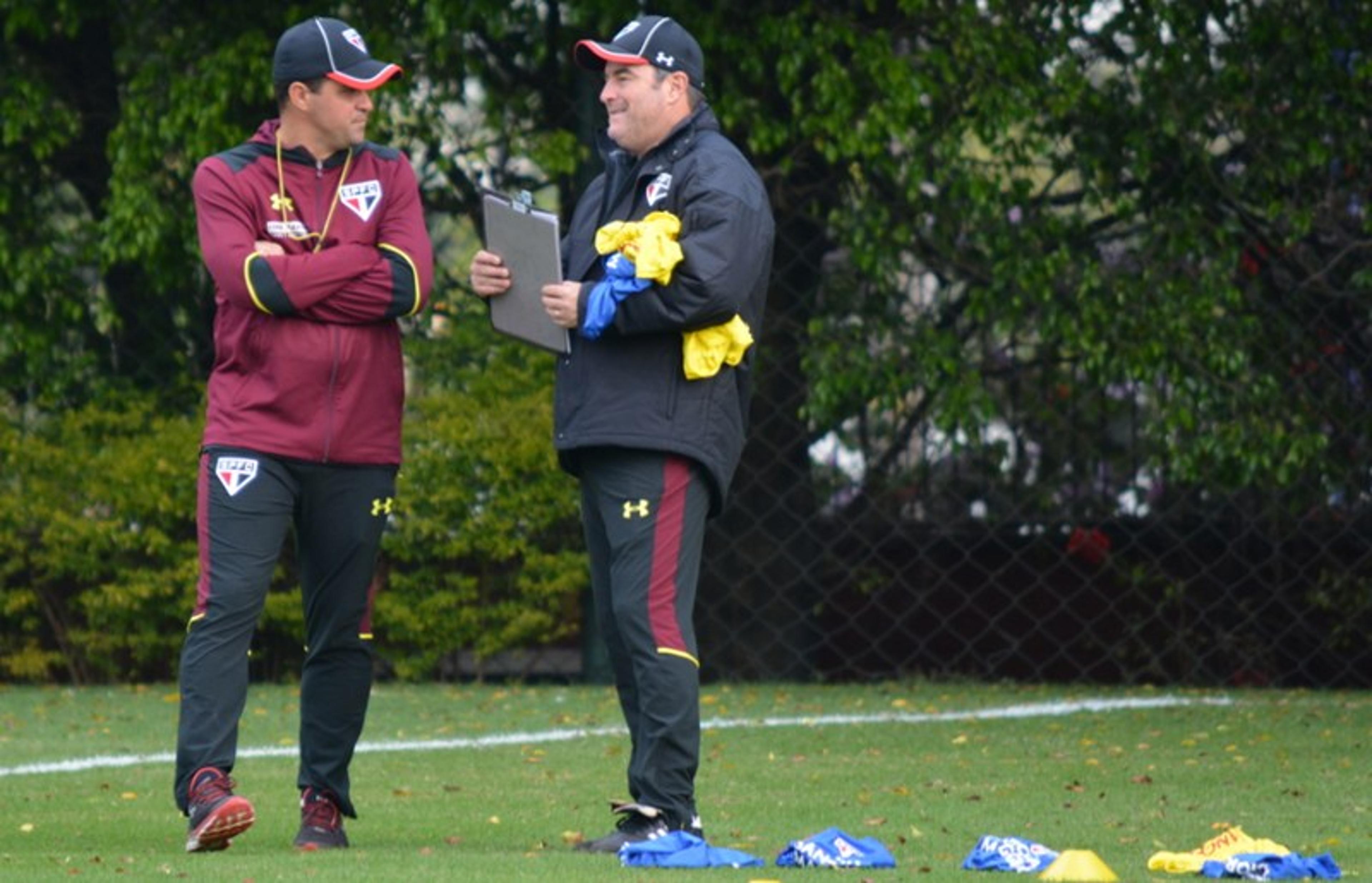 Centurión não treina e interino faz teste no meio de campo do São Paulo