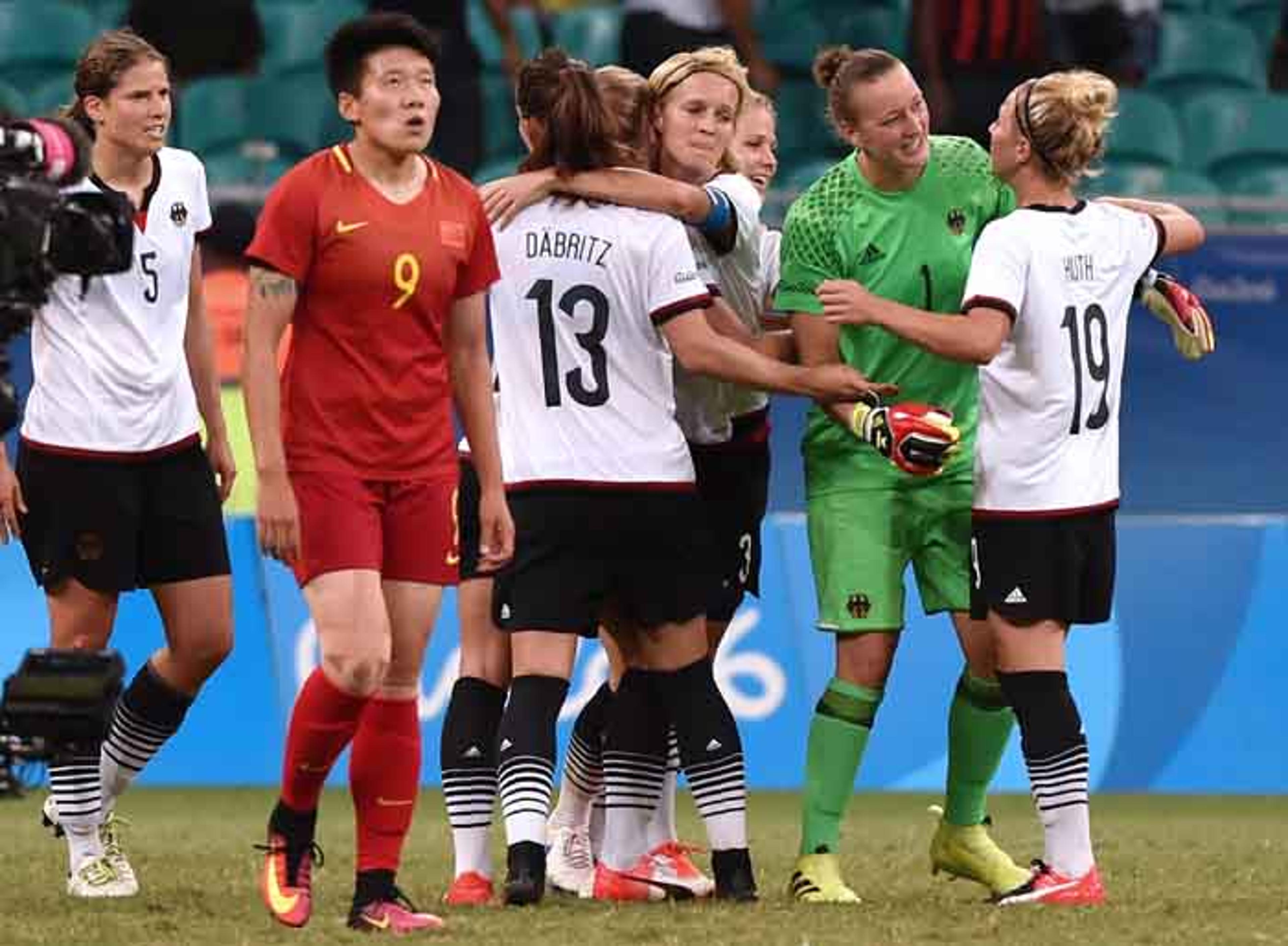 Desta vez com aplausos, Alemanha bate China e avança para as semi do feminino