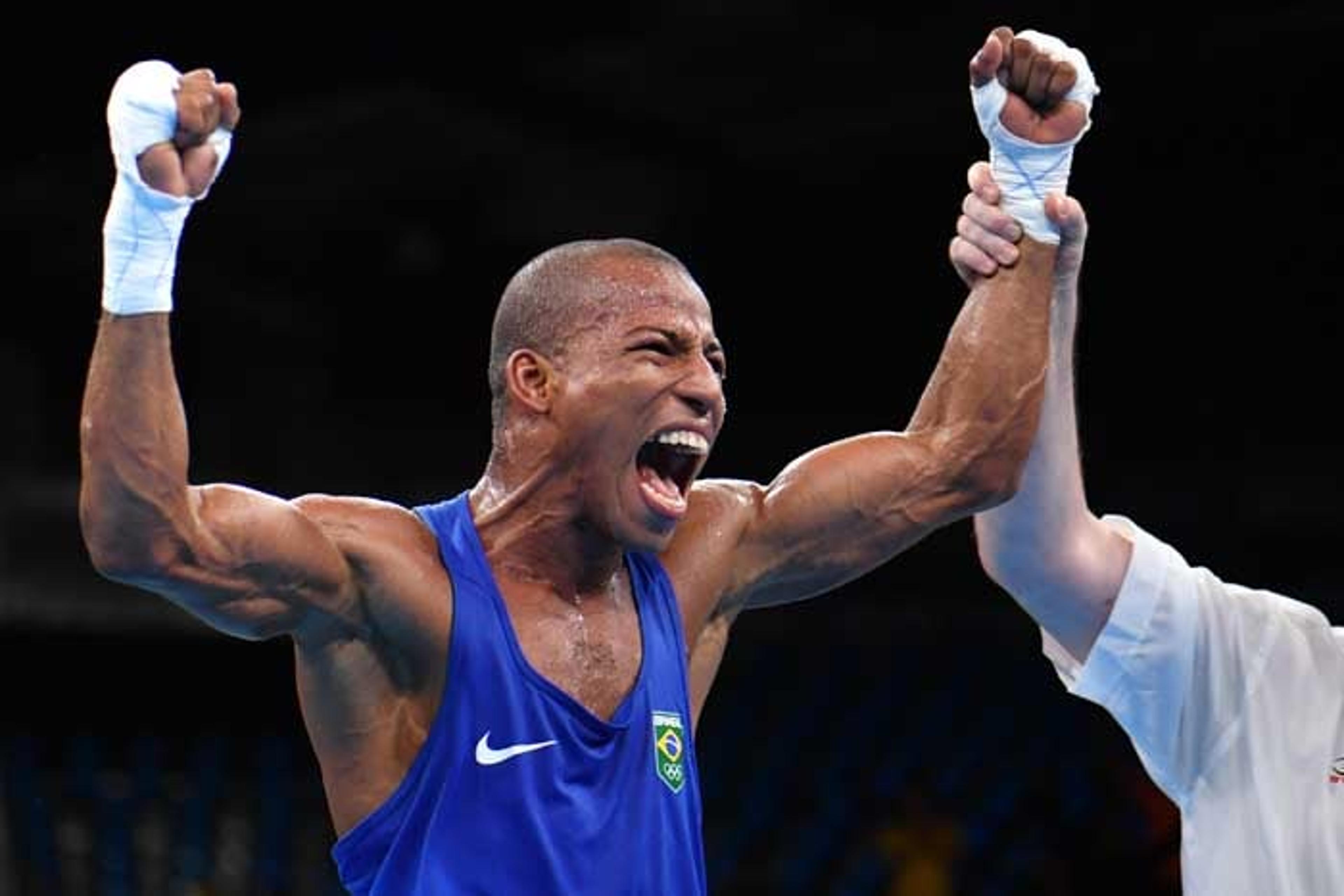 Com atuação de tirar o fôlego, Robson bate cubano e vai à final no boxe