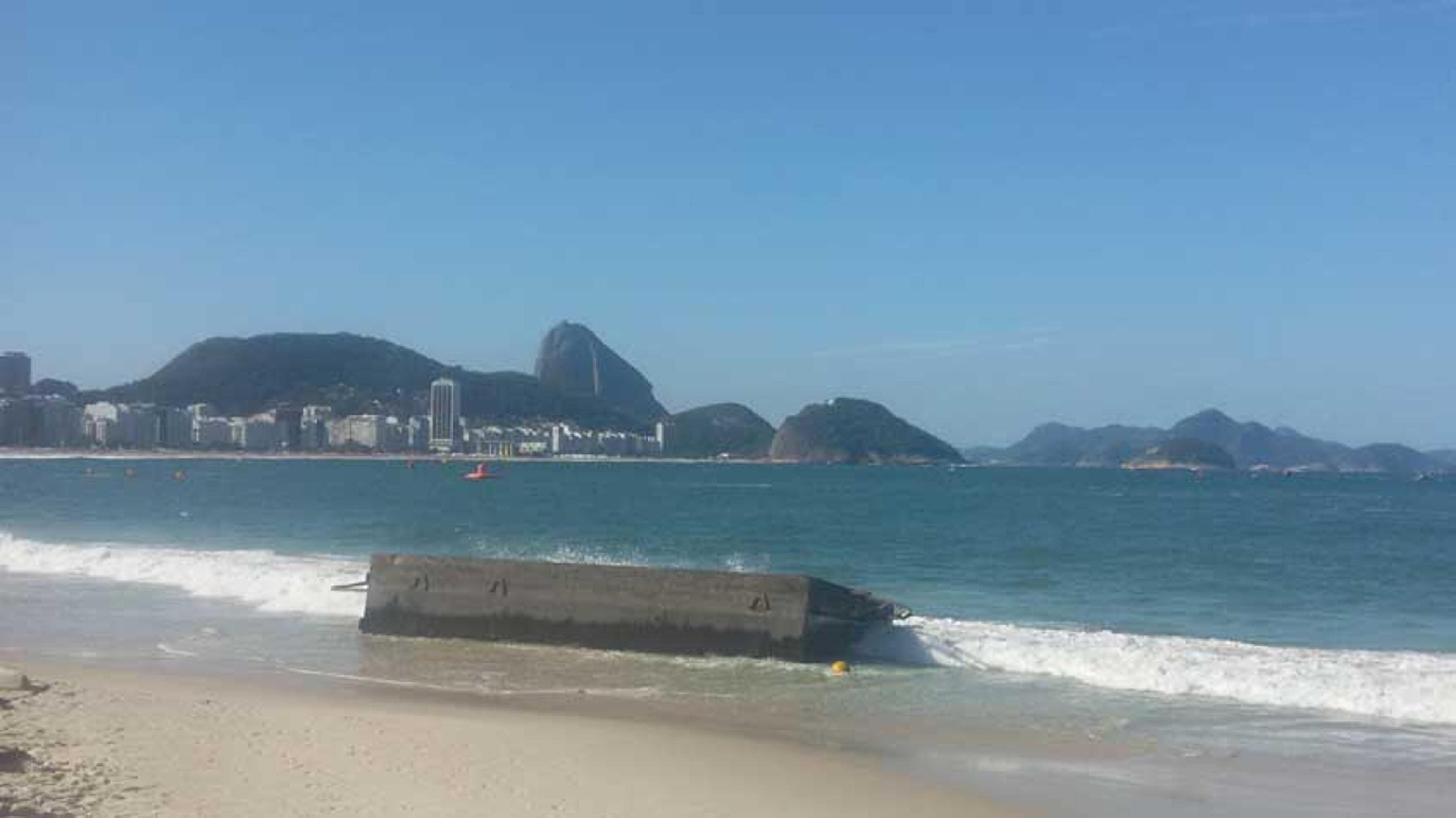 Ressaca do mar danifica balsa preparada para a maratona aquática