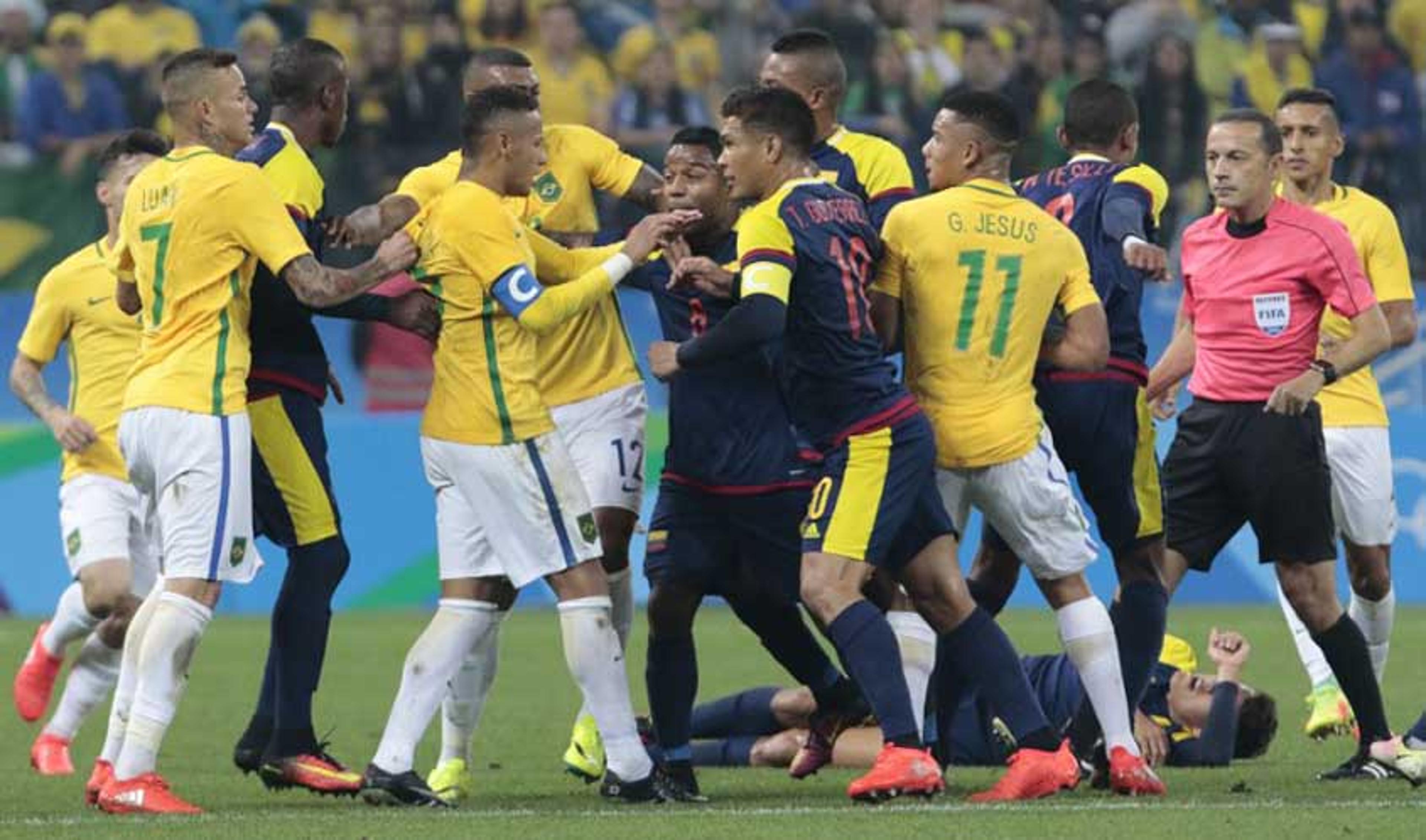 Técnico da Colômbia critica ‘luta’ com o Brasil, mas queria Neymar expulso