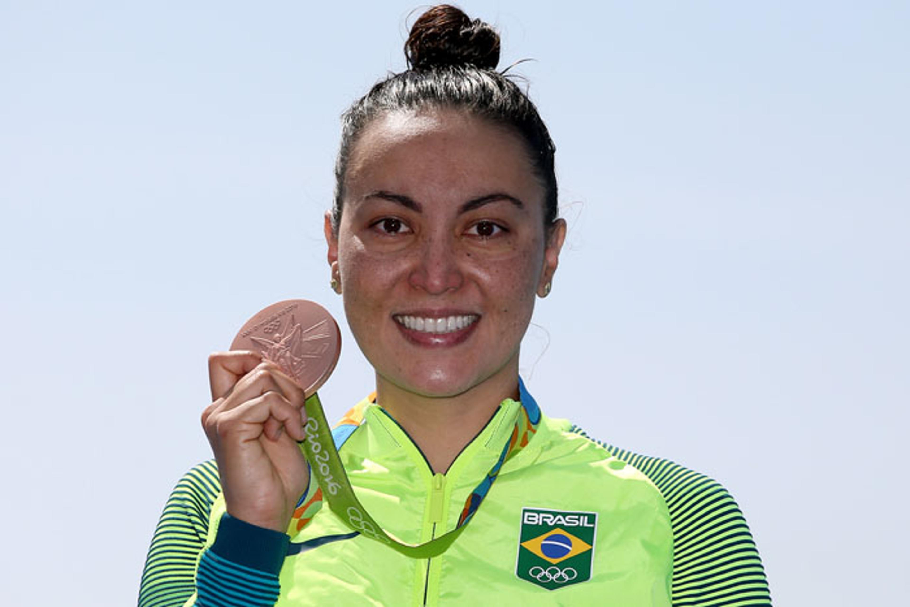 Poliana vê francesa desclassificada e leva medalha histórica para o Brasil