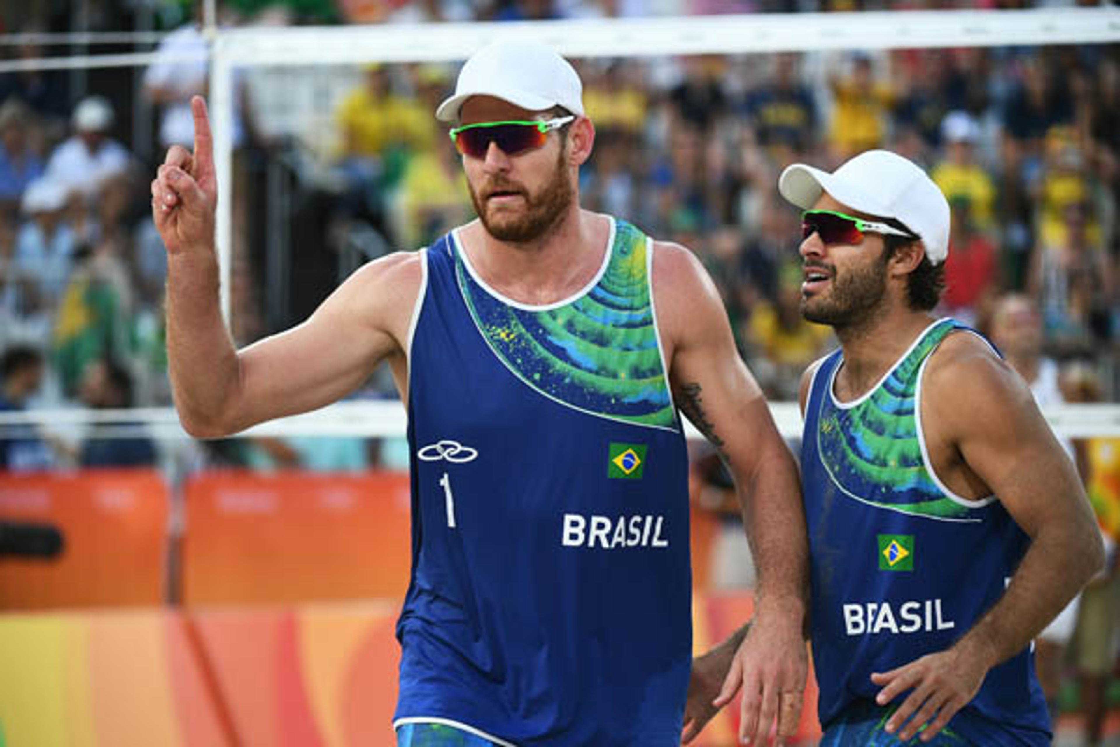 Alison e Bruno batem dupla dos EUA e vão às semifinais no vôlei de praia