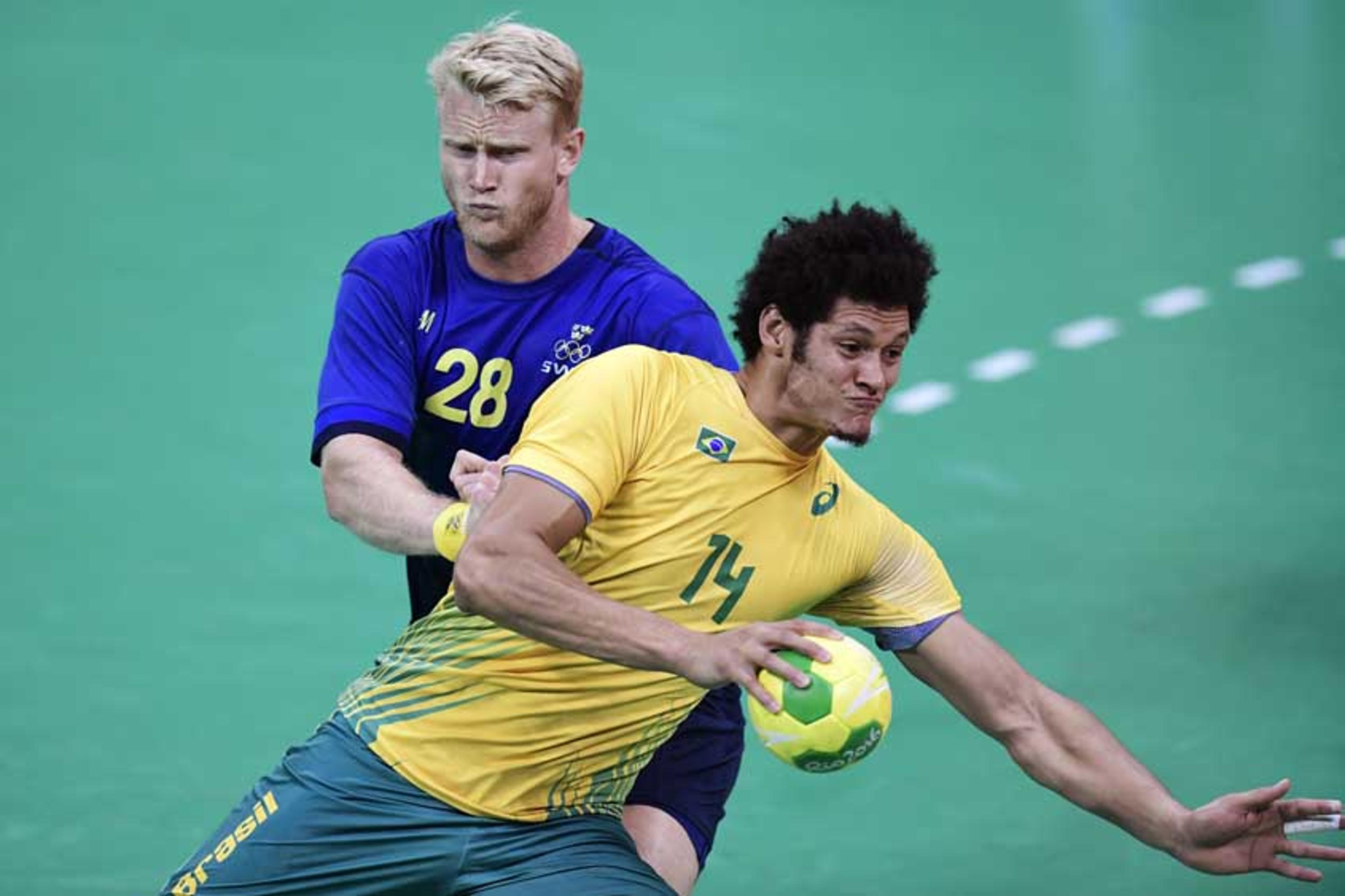 Já classificado, Brasil faz sua pior atuação no handebol masculino e perde para a Suécia