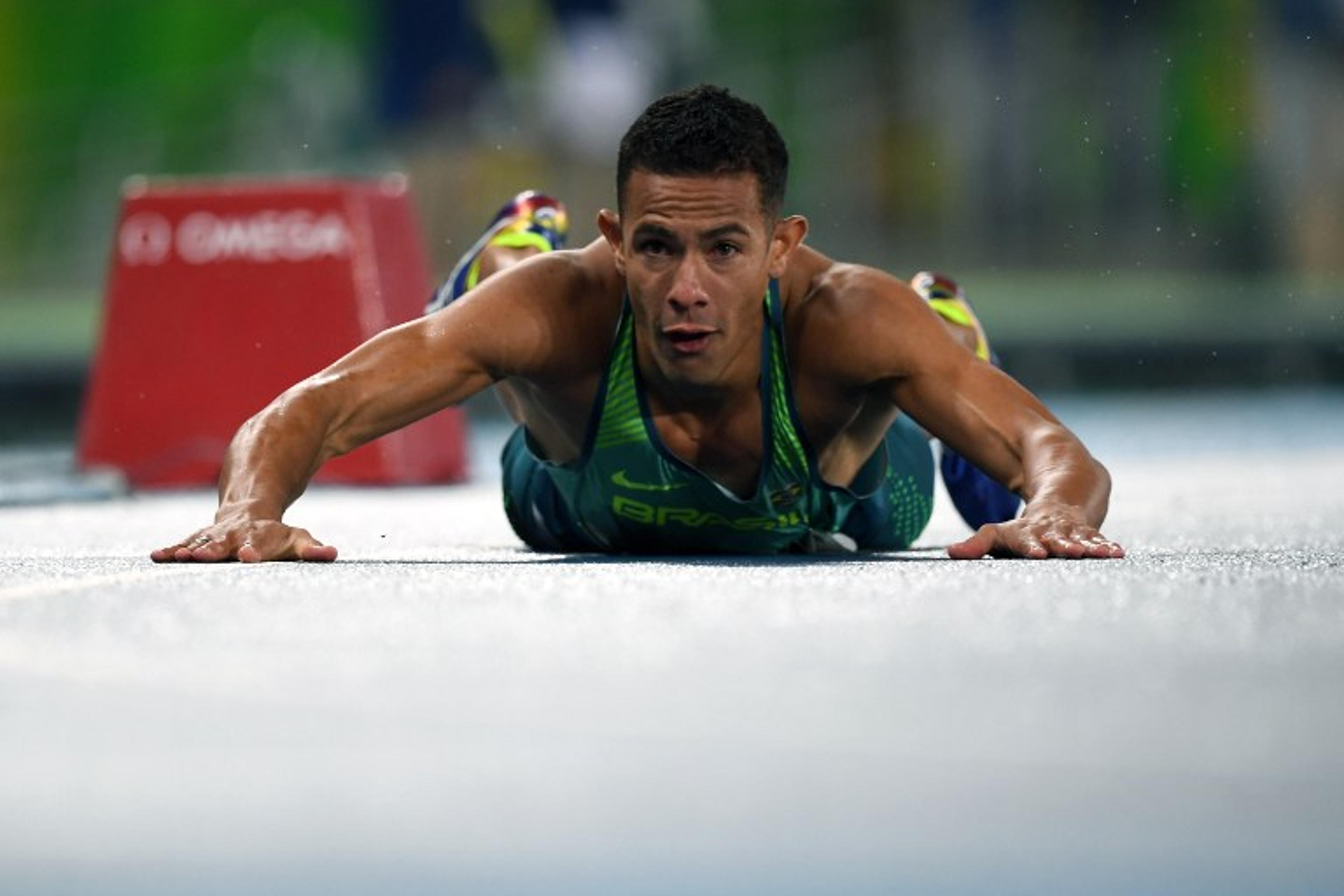 Com direito a ‘peixinho’, brasileiro avança para a semifinal no atletismo