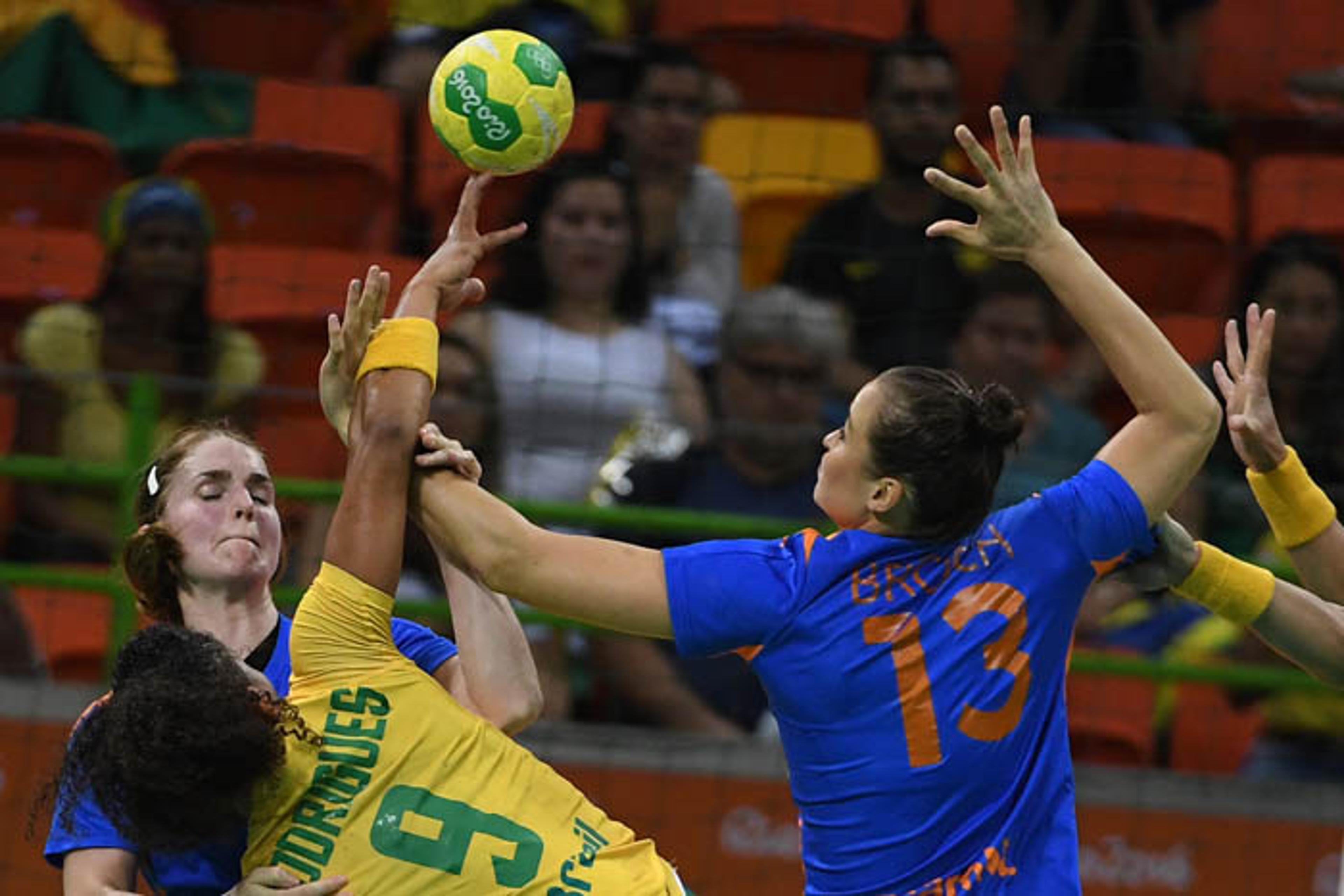 Bateu na trave! Brasil perde e é eliminado no handebol feminino