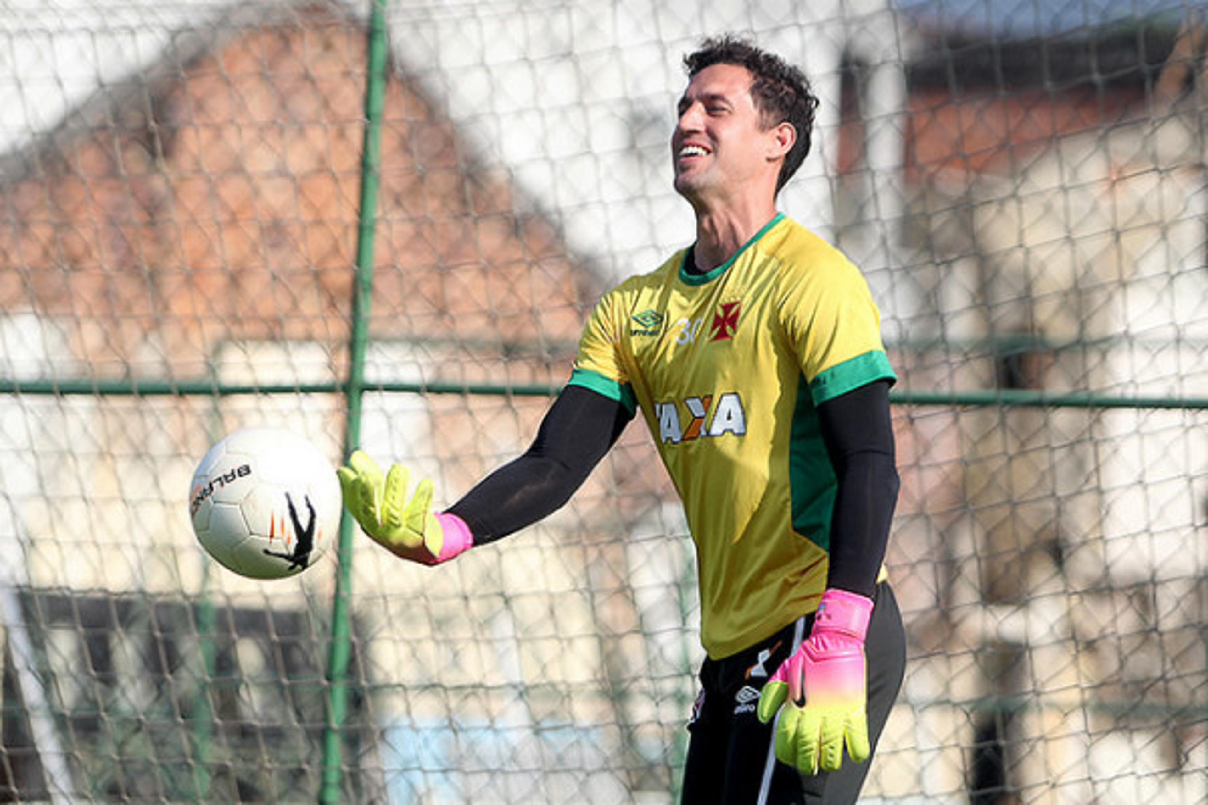 SIGA! Martin Silva conversa com a imprensa após treino do Vasco