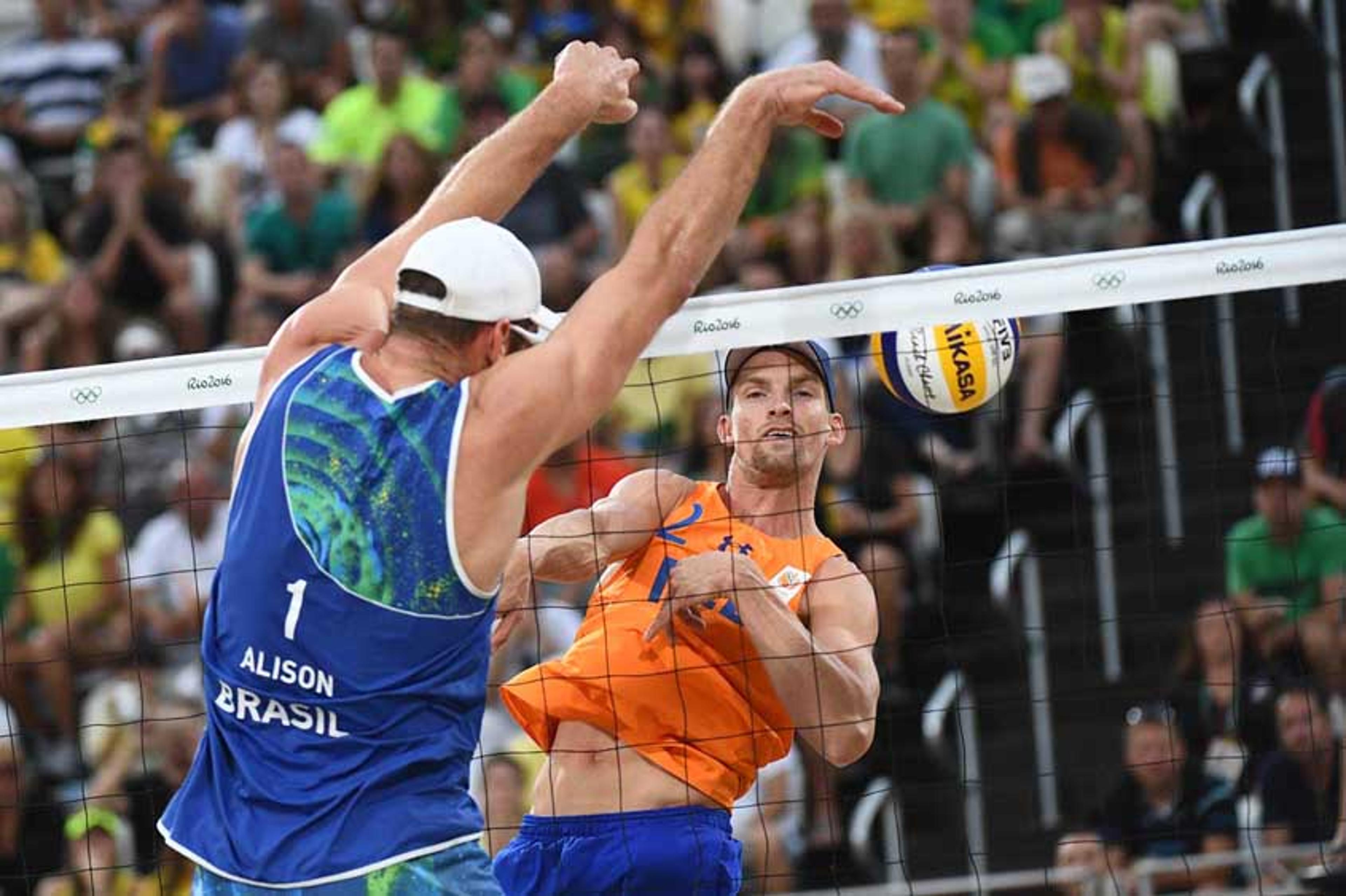 Na final! Alison e Bruno Schmidt vencem holandeses e jogarão pelo ouro no vôlei de praia