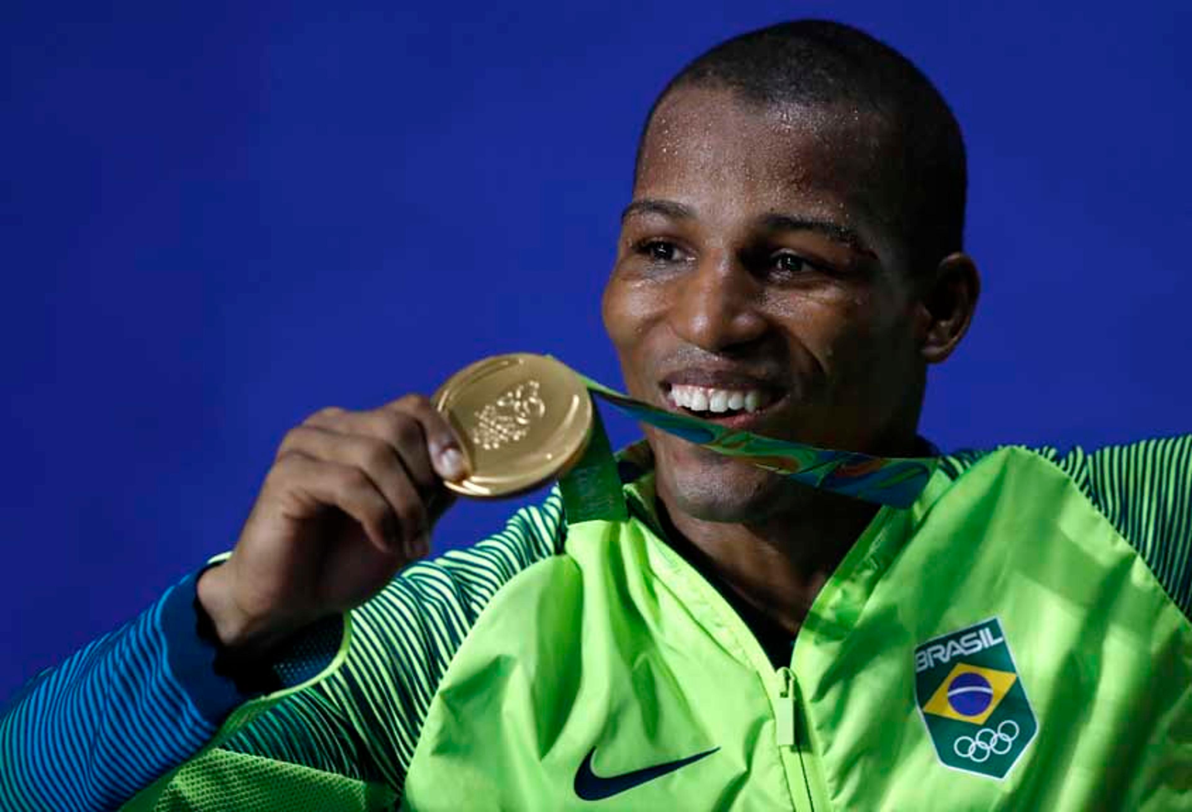 Após ouro, Robson pede mais apoio ao boxe e é aconselhado por Popó