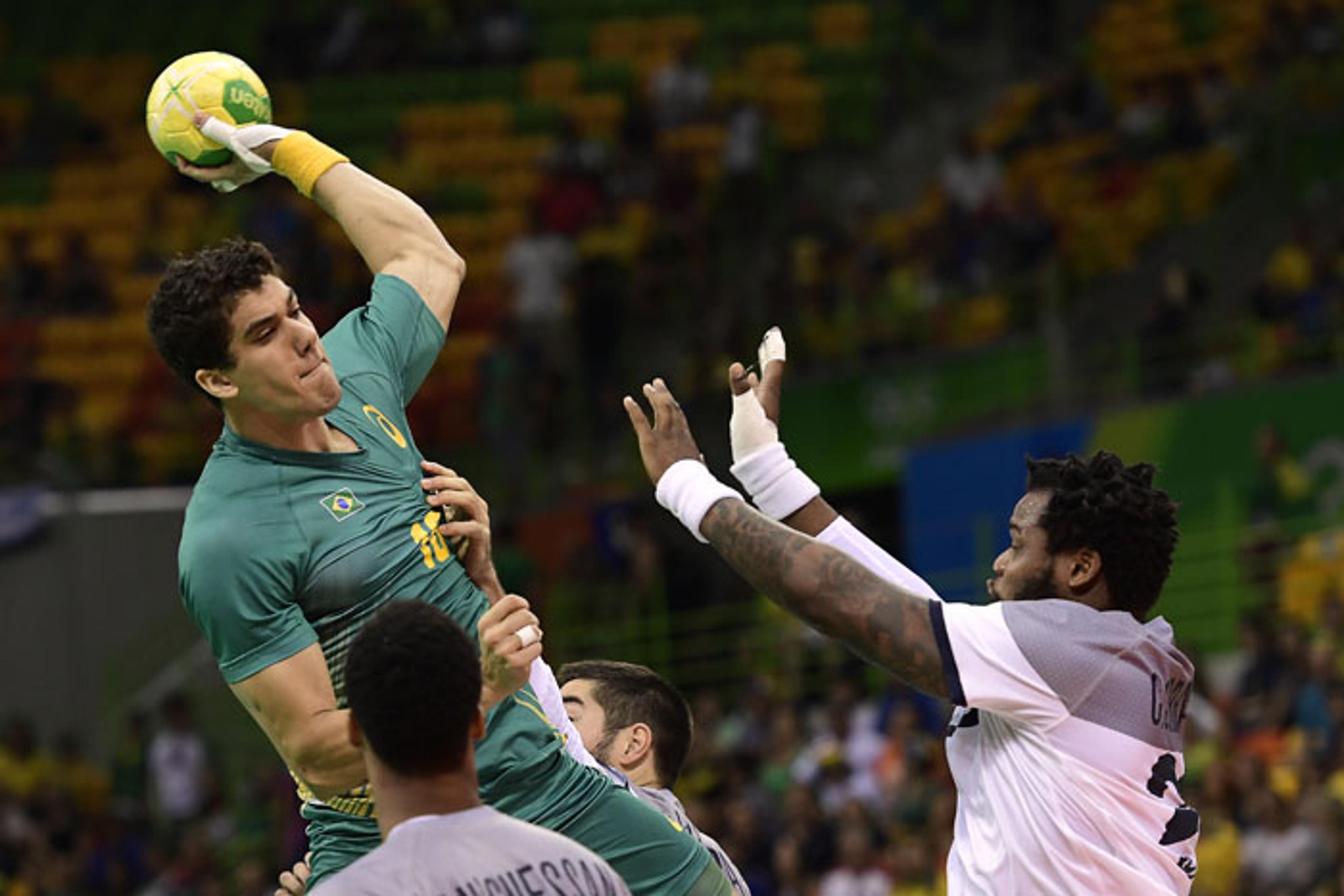 Brasil não mantém freguesia e perde para a França no handebol masculino