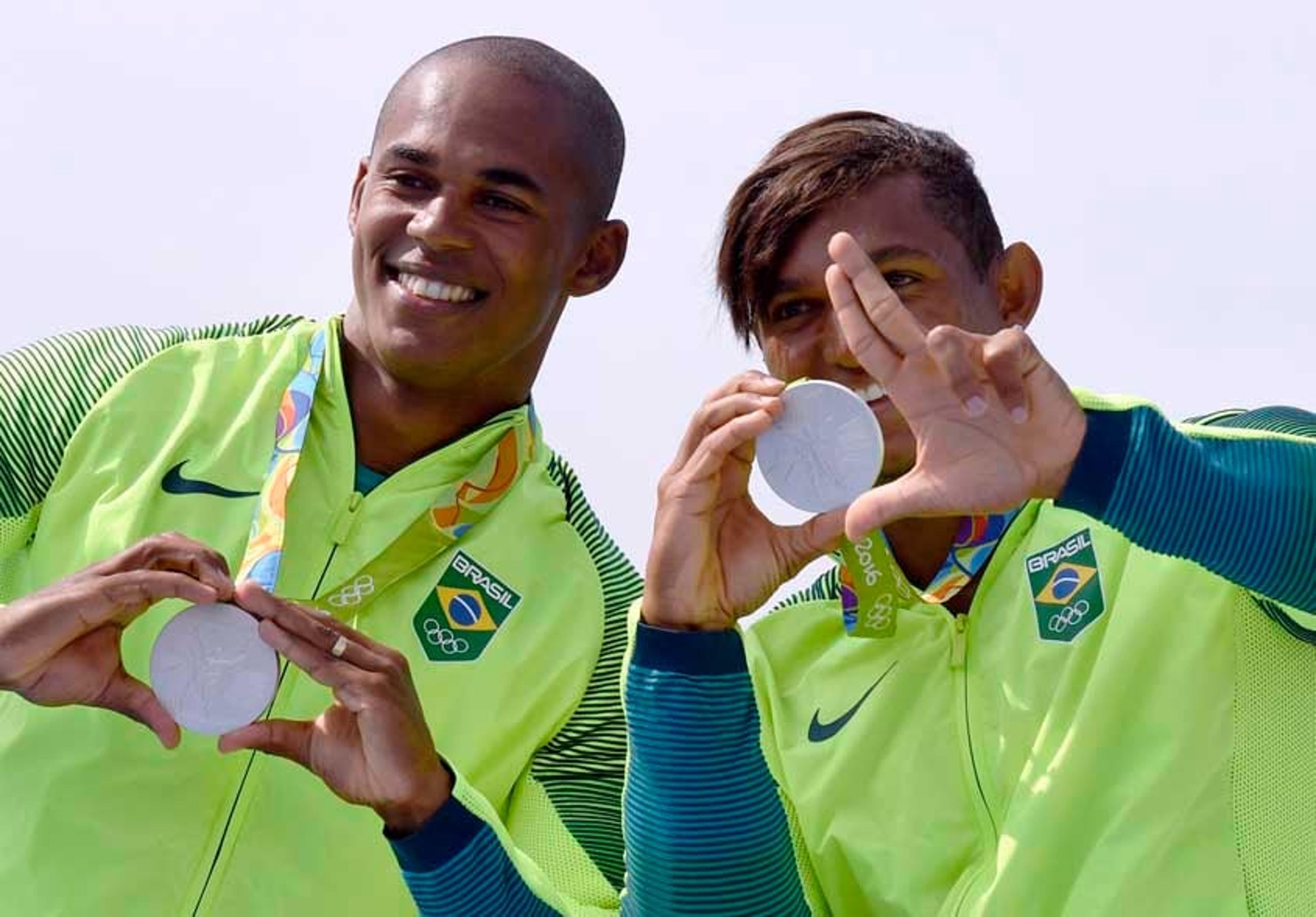 É prata! Agora com Erlon, Isaquias fatura terceira medalha na Rio-2016