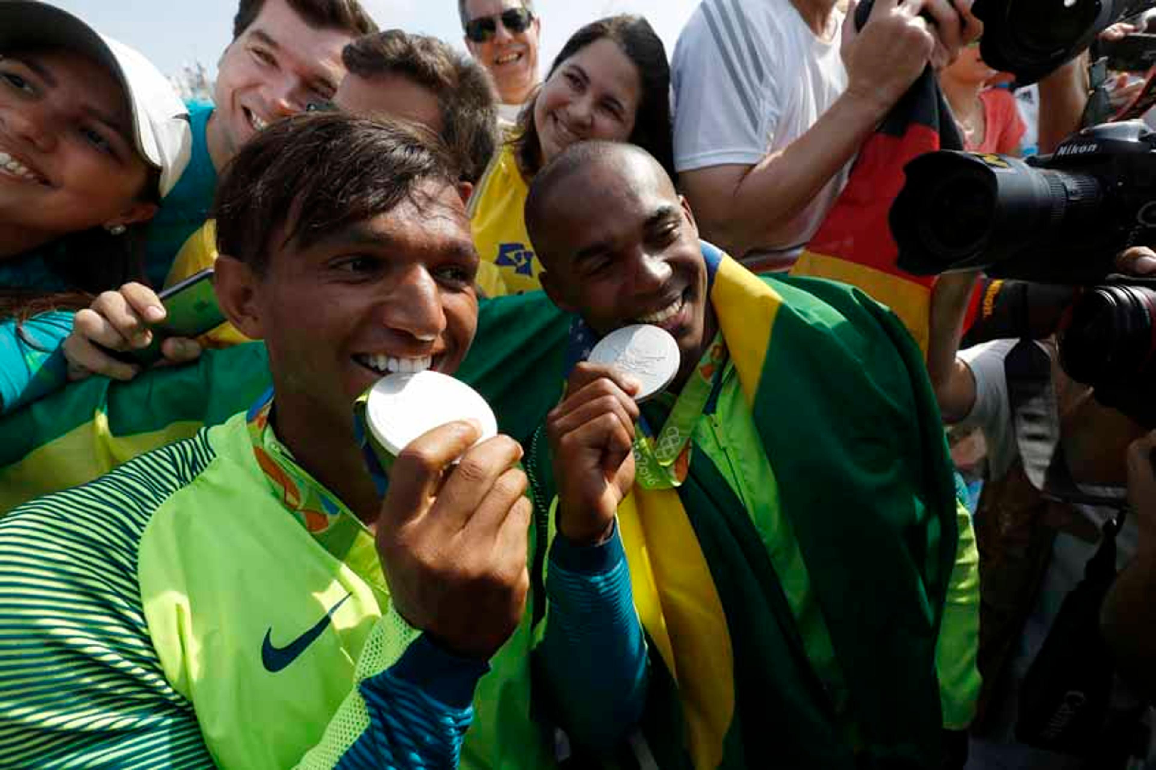 ‘Meu ouro foi o carinho da torcida’, afirma Isaquias Queiroz após a prata