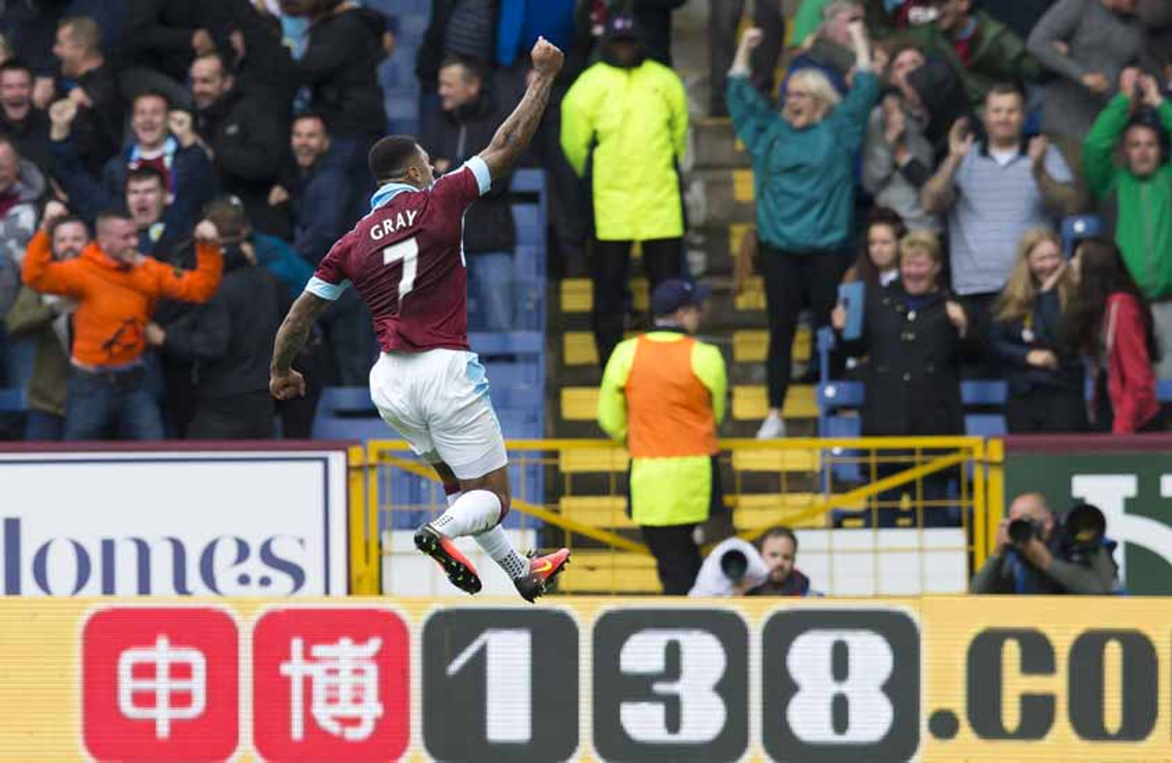 Liverpool não se acerta, leva gol no início e perde a primeira no Inglês