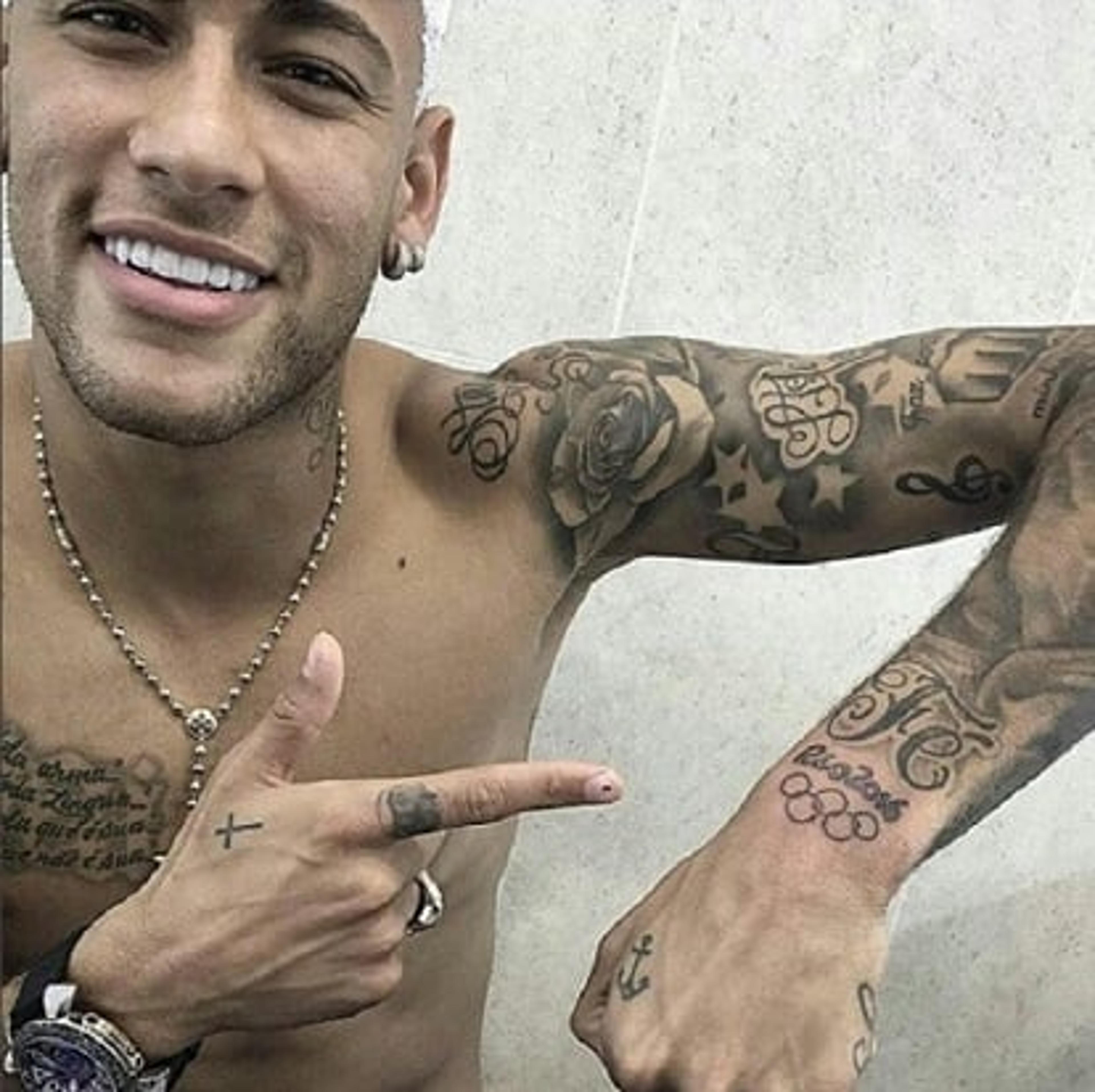 Com tatuagens e cabelos loiros, festa pelo ouro é comandada por Neymar