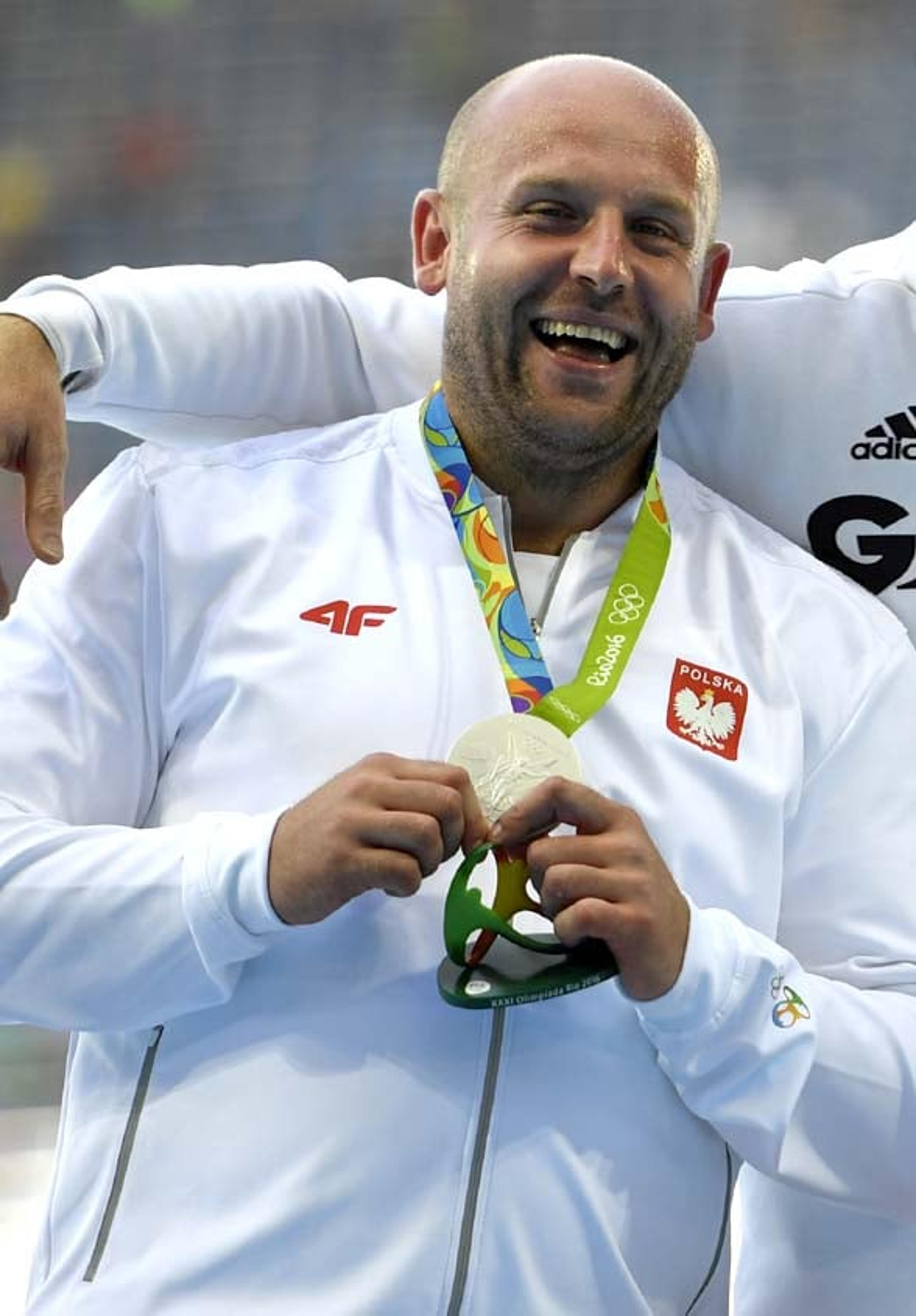 Belo gesto! Polonês leiloa medalha de prata para ajudar criança com câncer