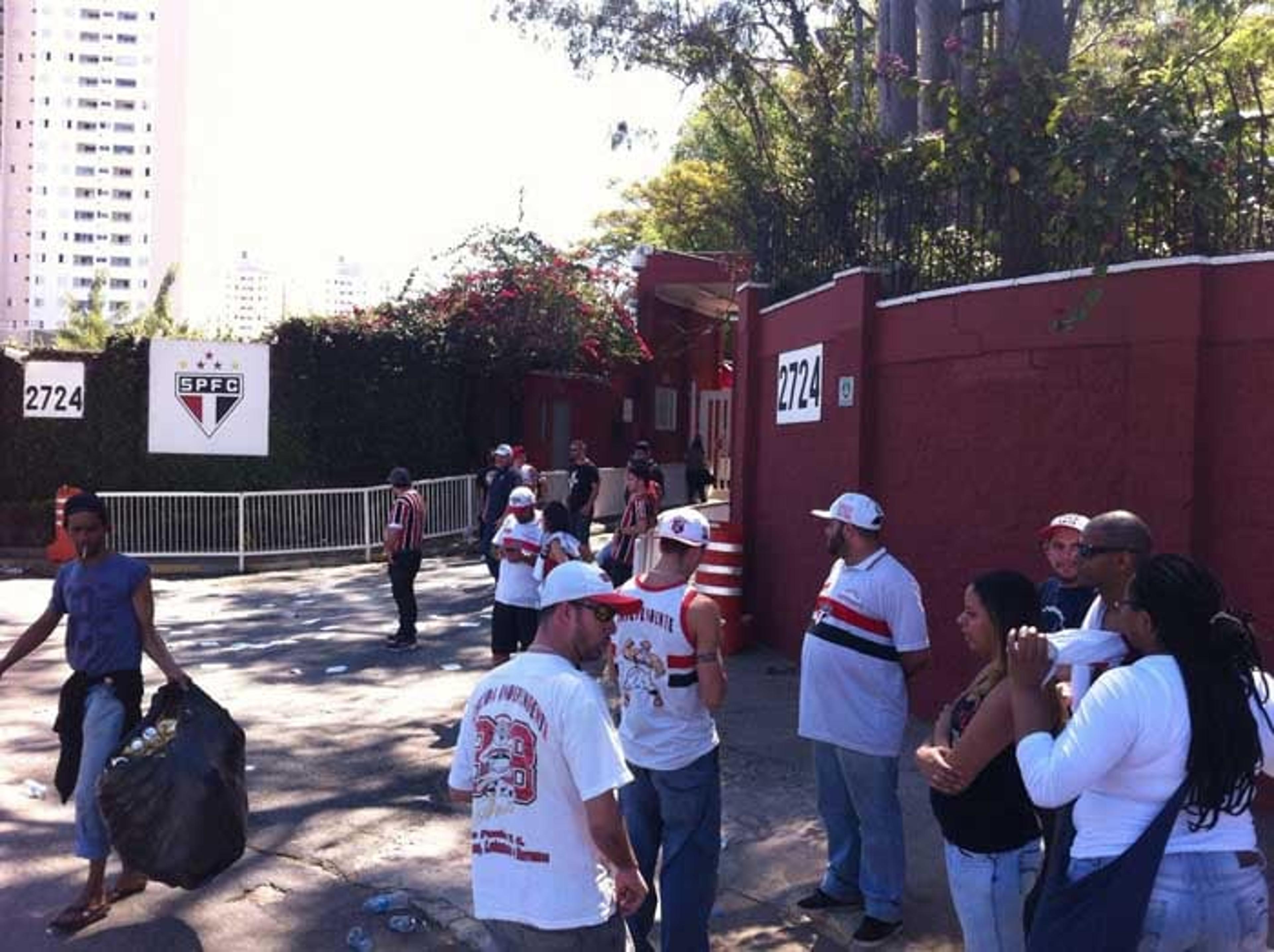 Justiça bloqueia contas de invasores de CT do São Paulo e os proíbe de ver jogos da equipe