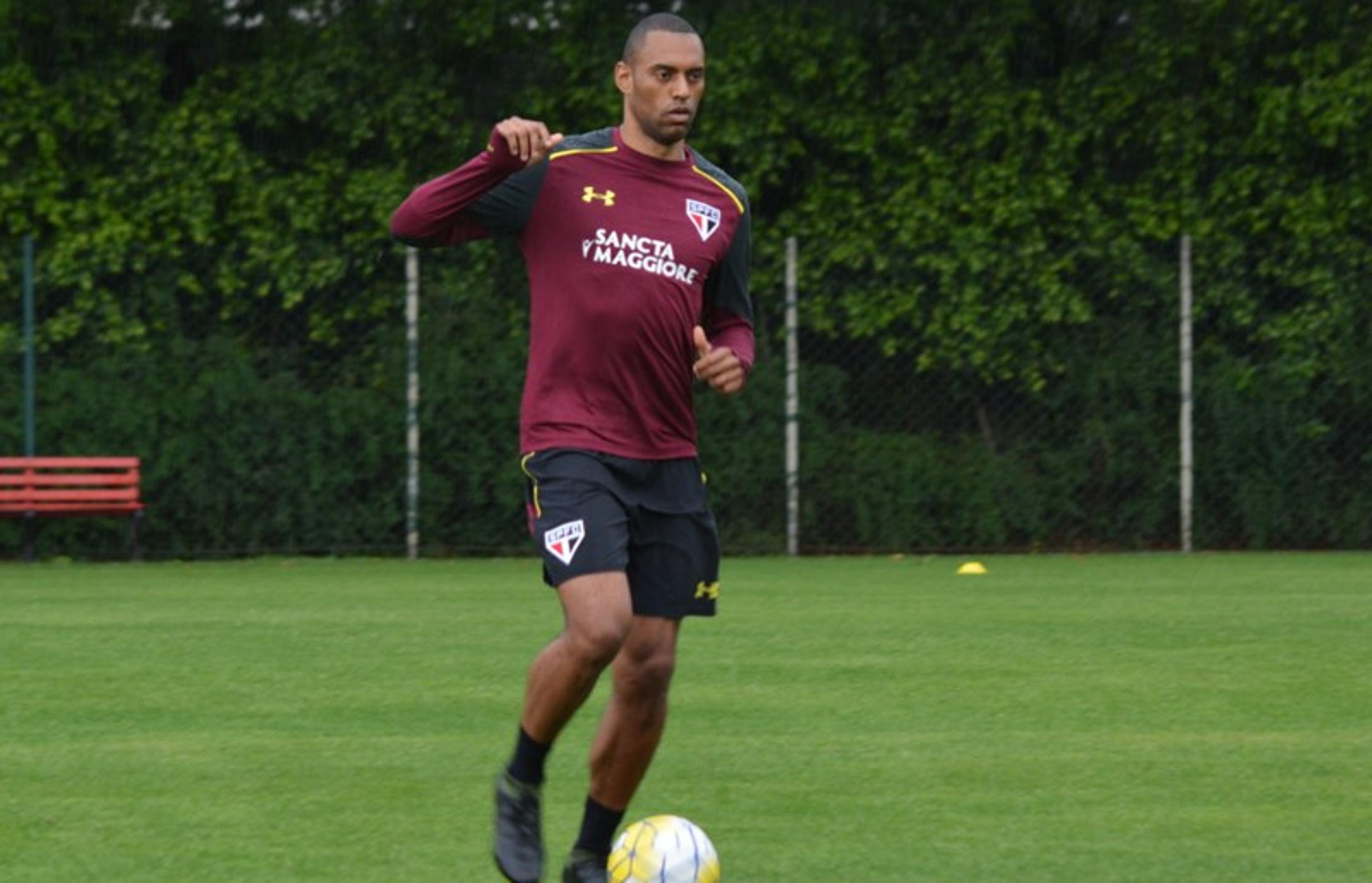 São Paulo acerta empréstimo do zagueiro Douglas para Chapecoense