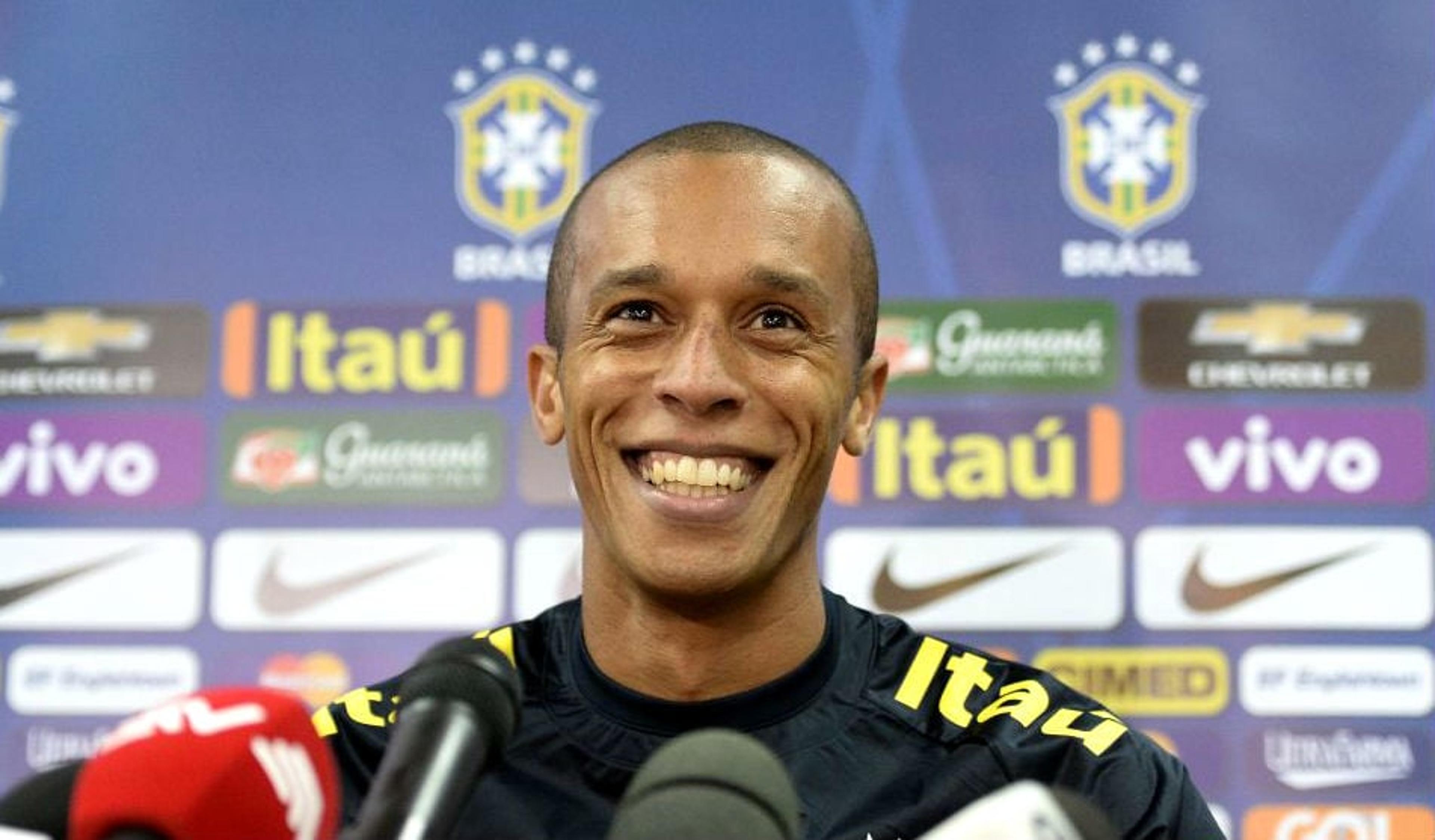 Miranda vê volta do respeito e exalta Casemiro: ‘Quem te viu, quem te vê’