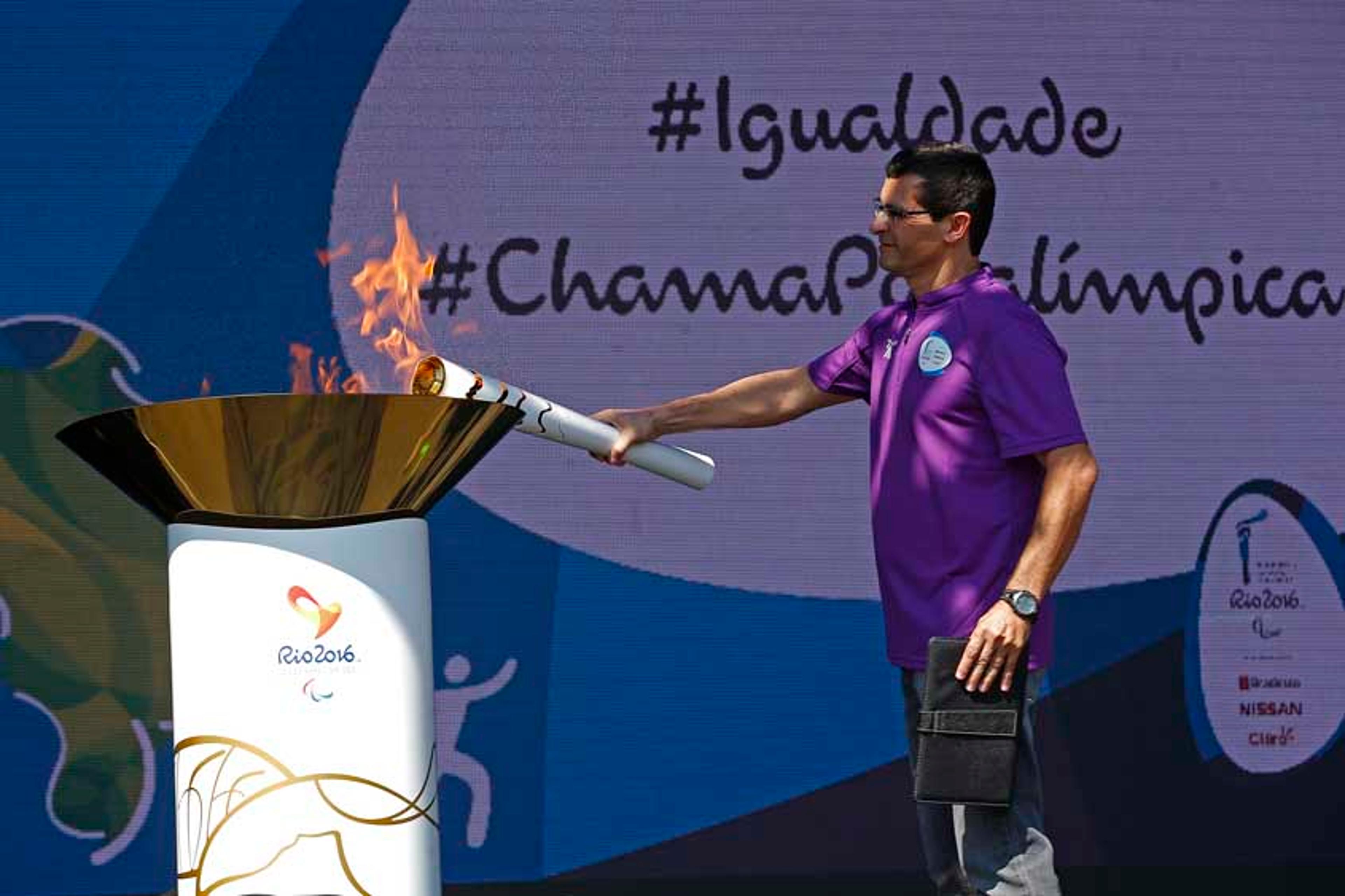 Revezamento da tocha paralímpica começa em Brasília. Veja fotos do dia