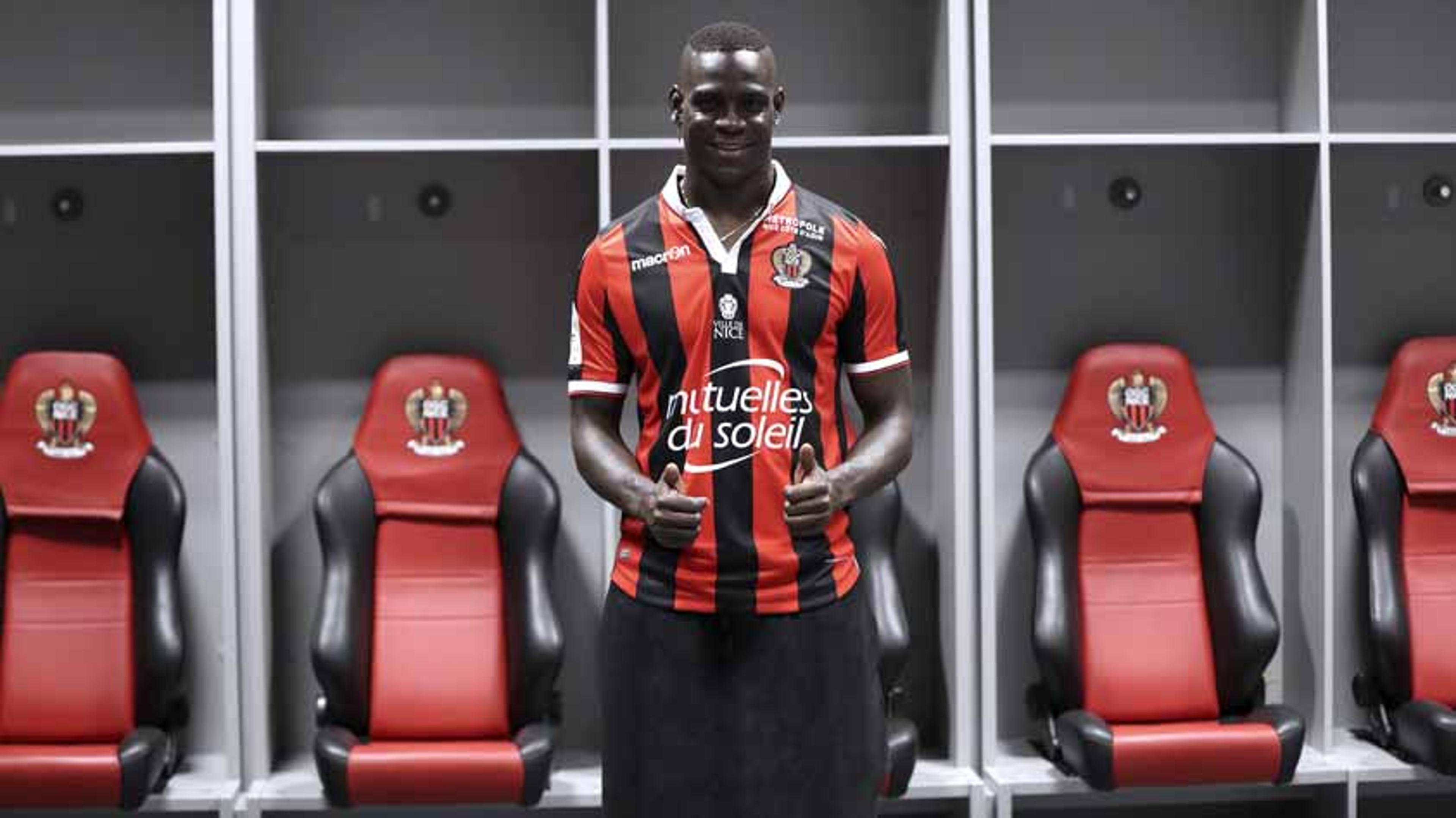 Balotelli é apresentado, diz não ser um risco ao Nice e não fala de boates