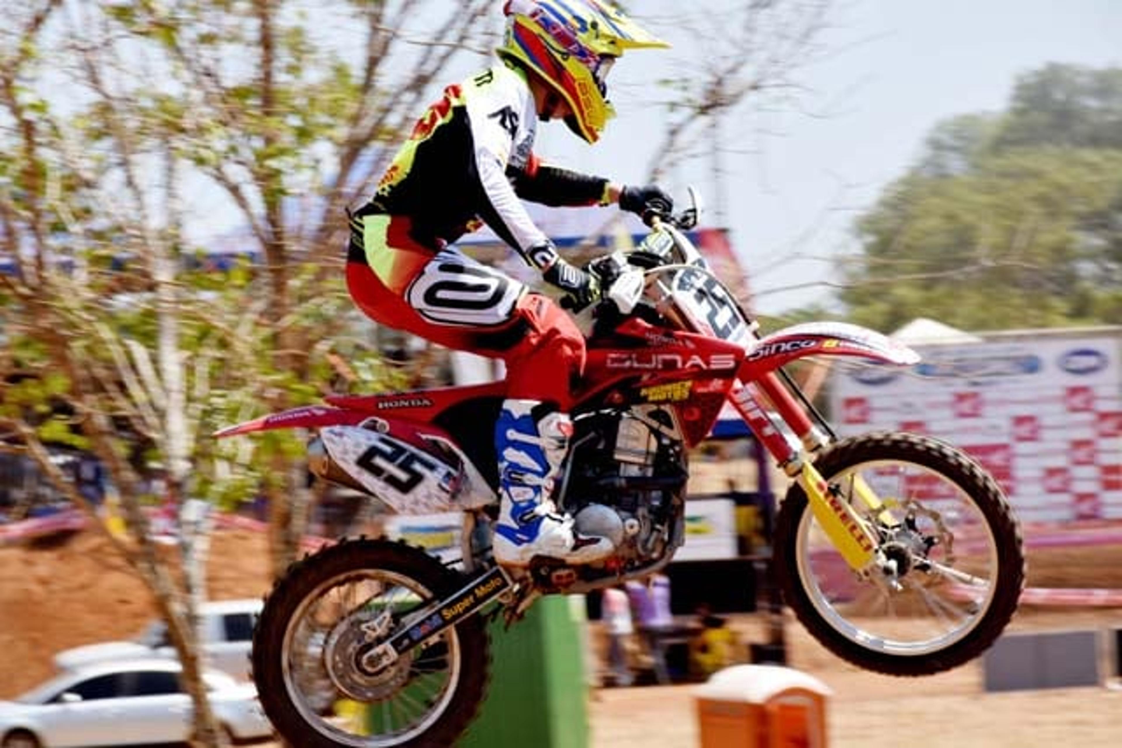 Léo Cassarotti vence na Junior e segue líder no Brasileiro de Motocross PRÓ