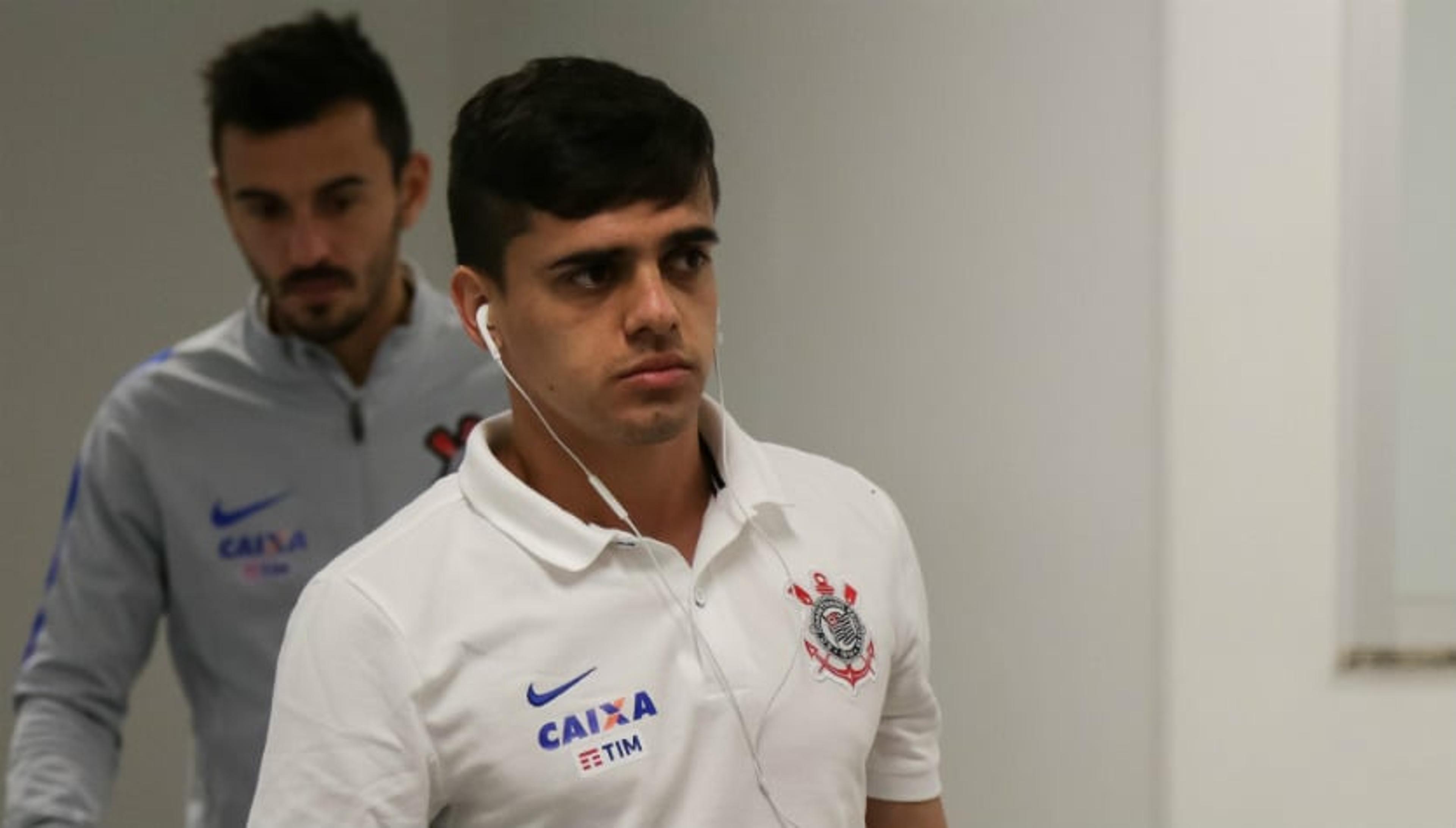 Fagner se apresenta ao Timão com infecção e não joga contra o Sport