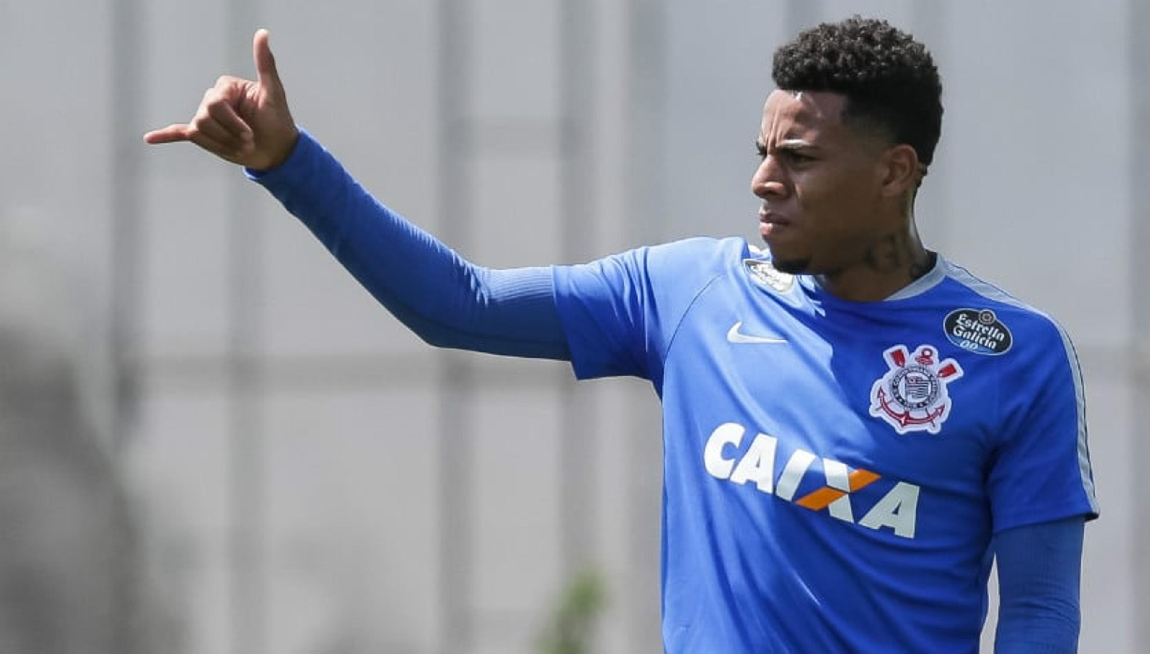 Gustavo tem nova chance no ataque, e Timão terá defesa jovem na Arena