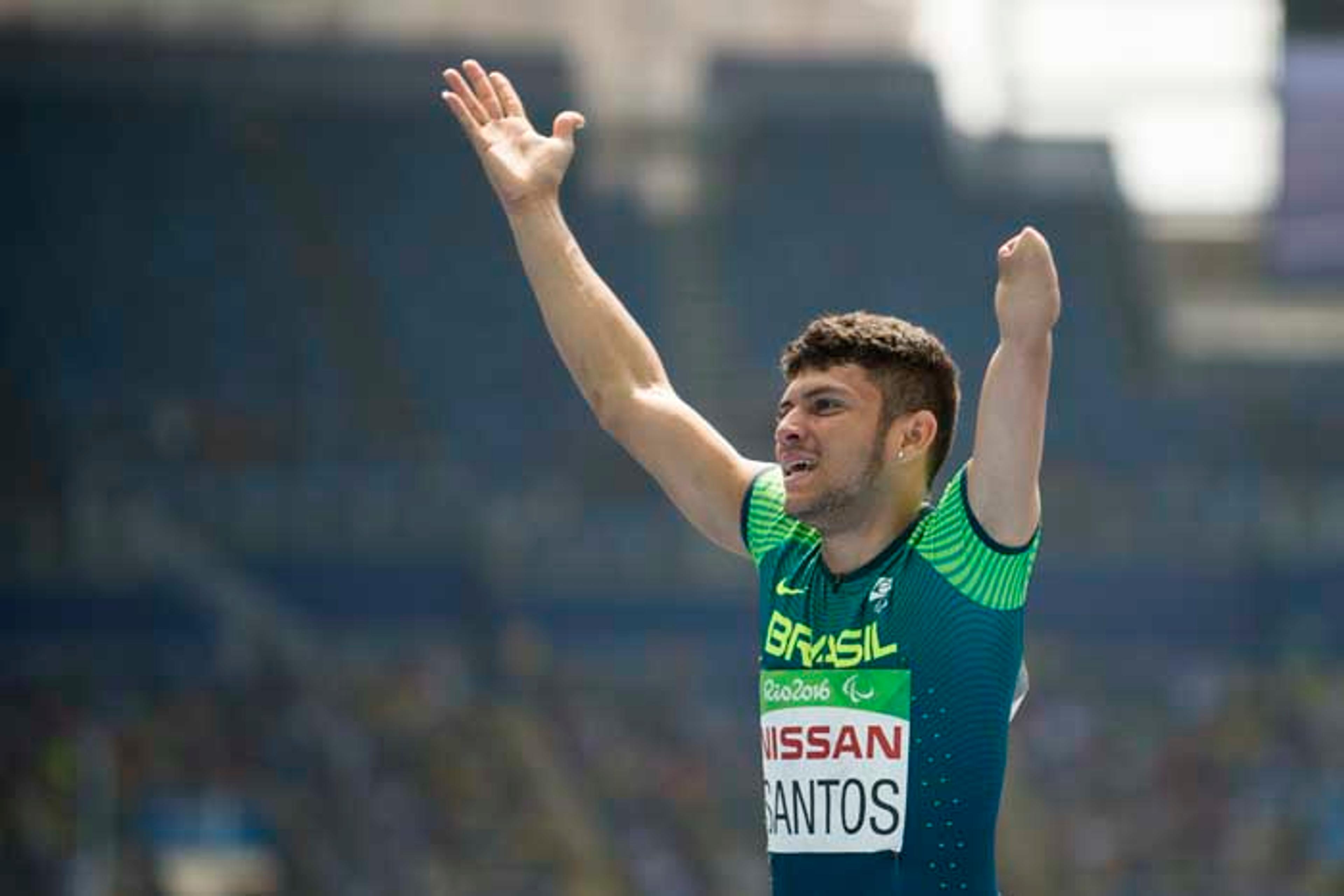 Petrucio Ferreira leva ouro nos 100m e volta a quebrar recorde mundial