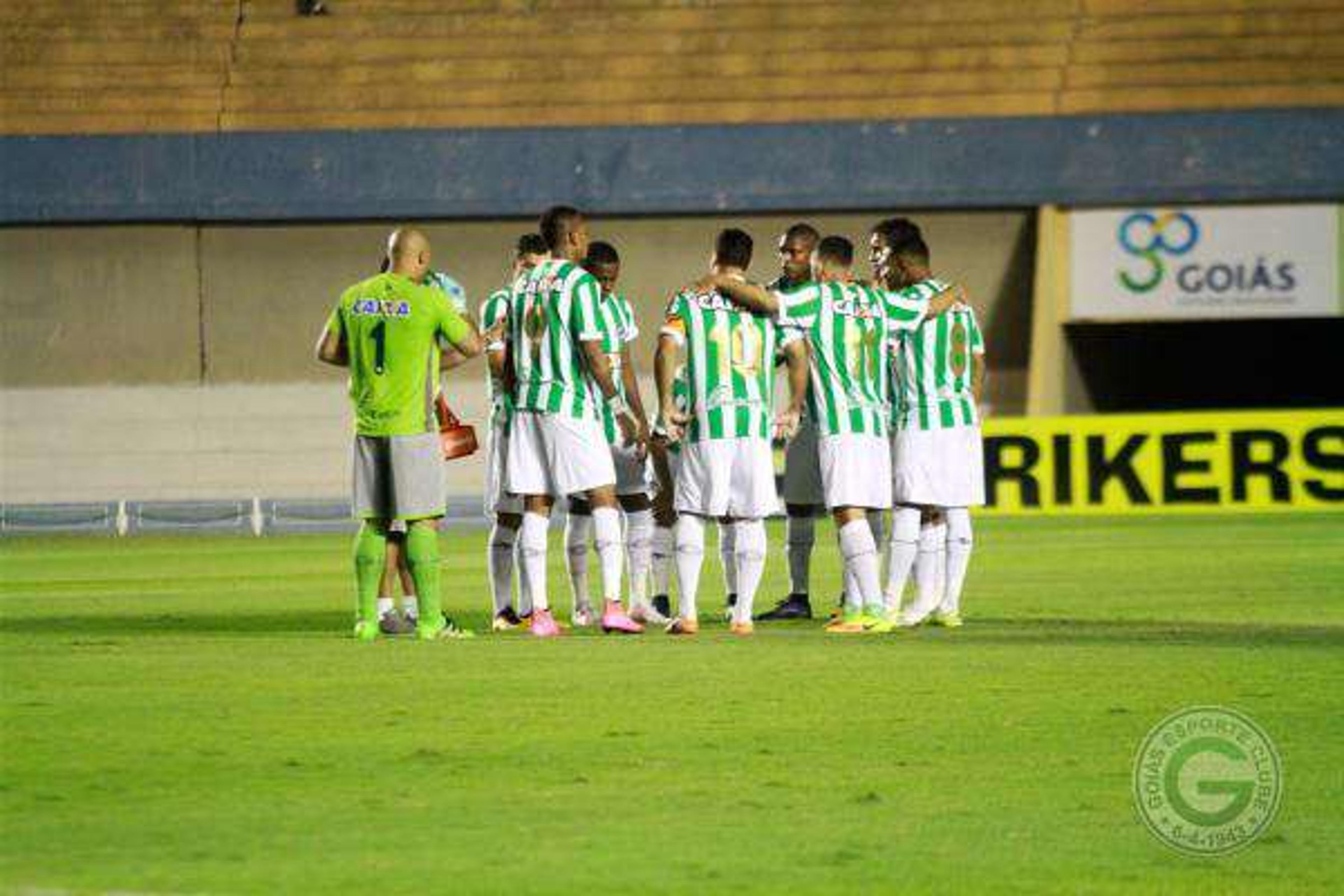 Sem dificuldades, Goiás vence o CRB no Serra Dourada pela Série B