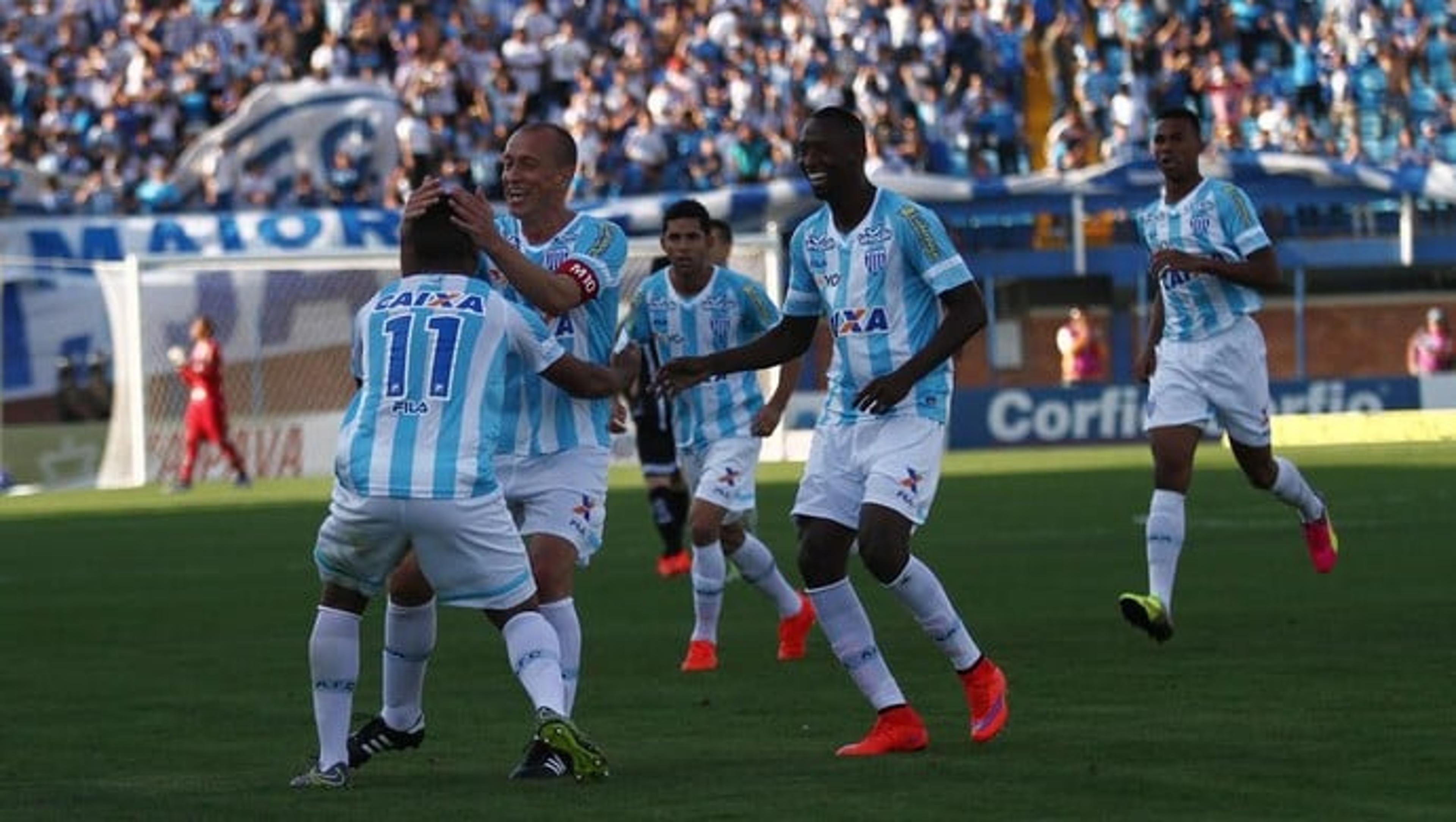 Série B: Avaí vence mais uma e cola no G4