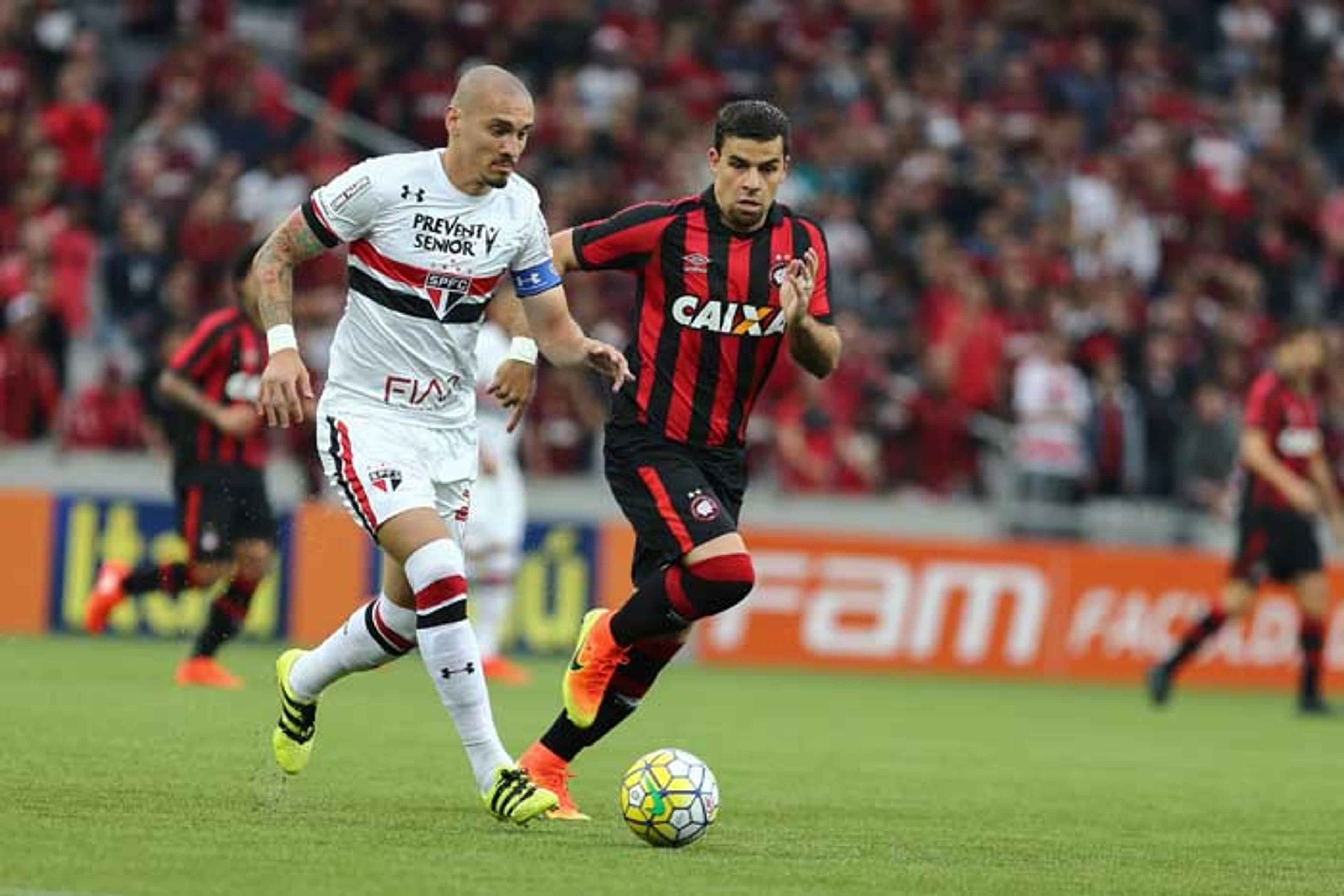 Maicon tem lesão e desfalcará o São Paulo nos próximos jogos