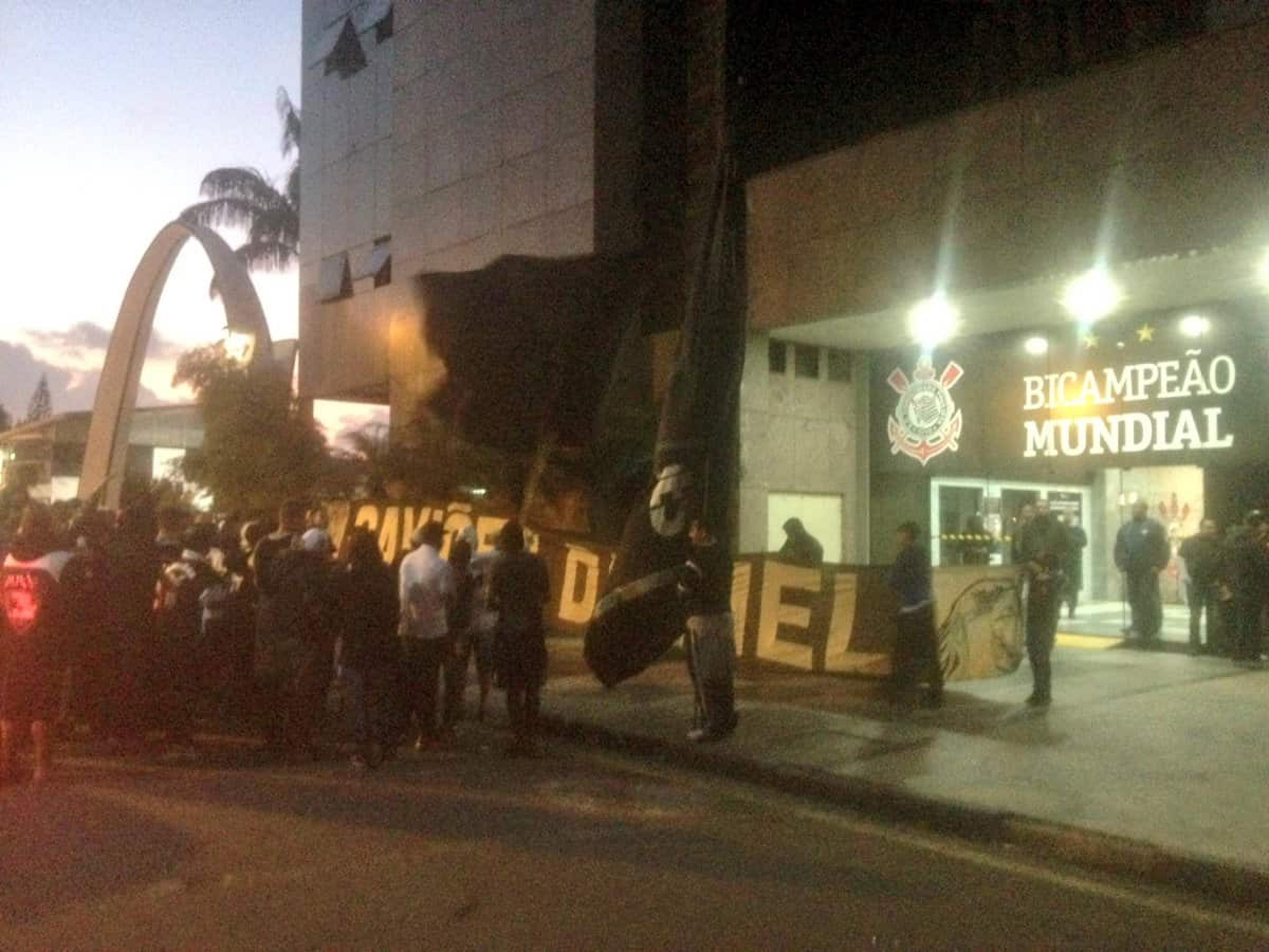 ‘Fora todo mundo’: Torcida do Timão faz protesto antes de partida decisiva