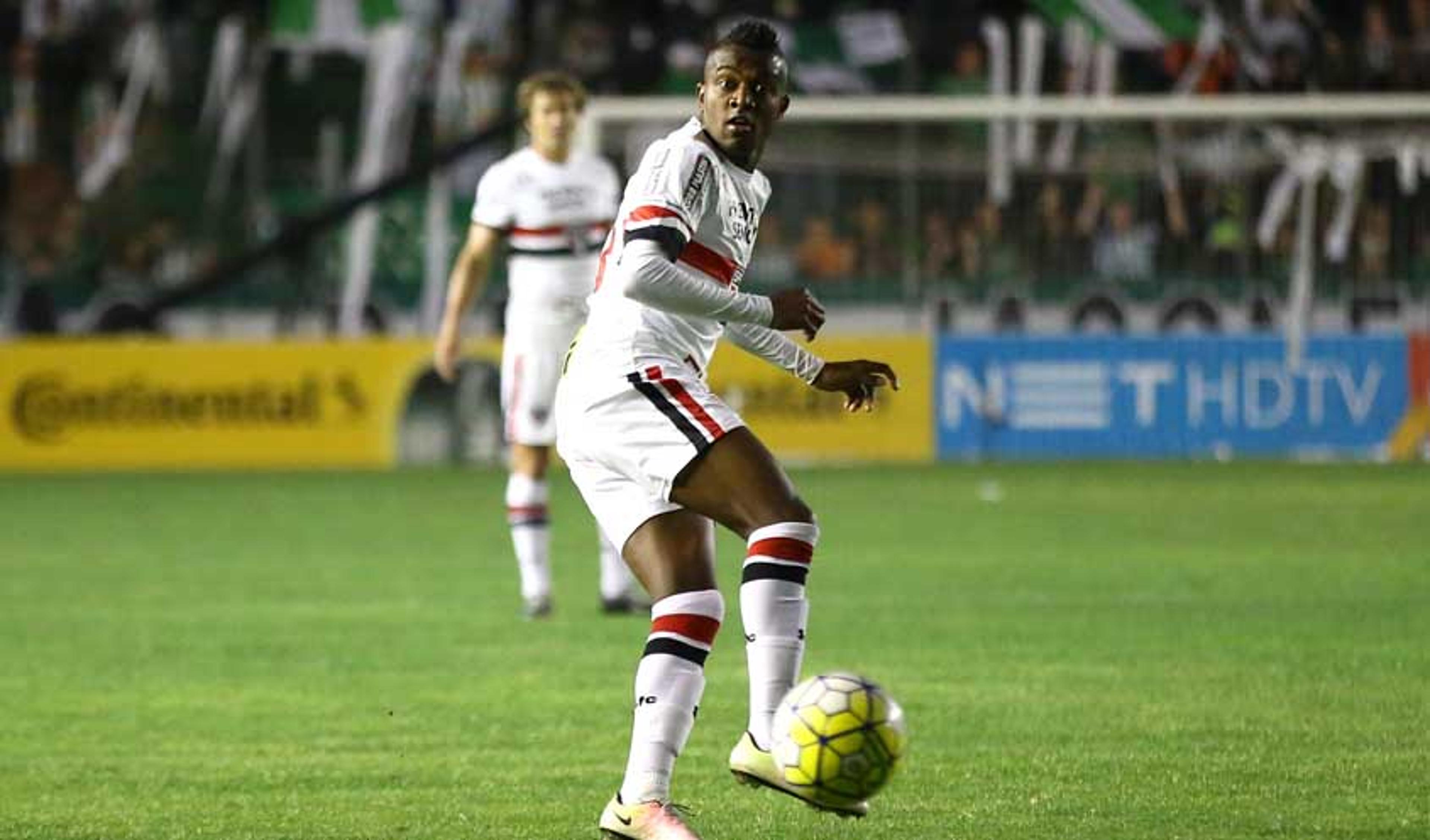 Após susto, Kelvin viaja com o São Paulo e Robson se junta ao time