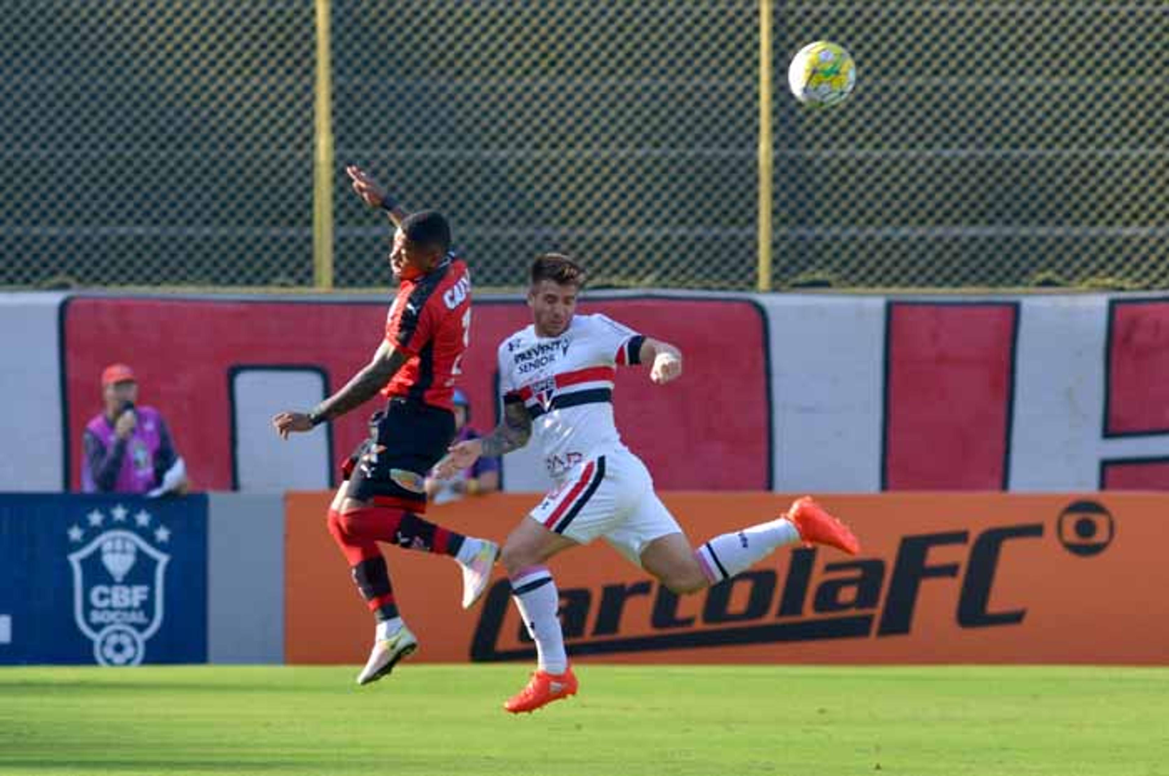 Inofensivo, São Paulo é castigado pelo Vitória e encosta na zona da degola