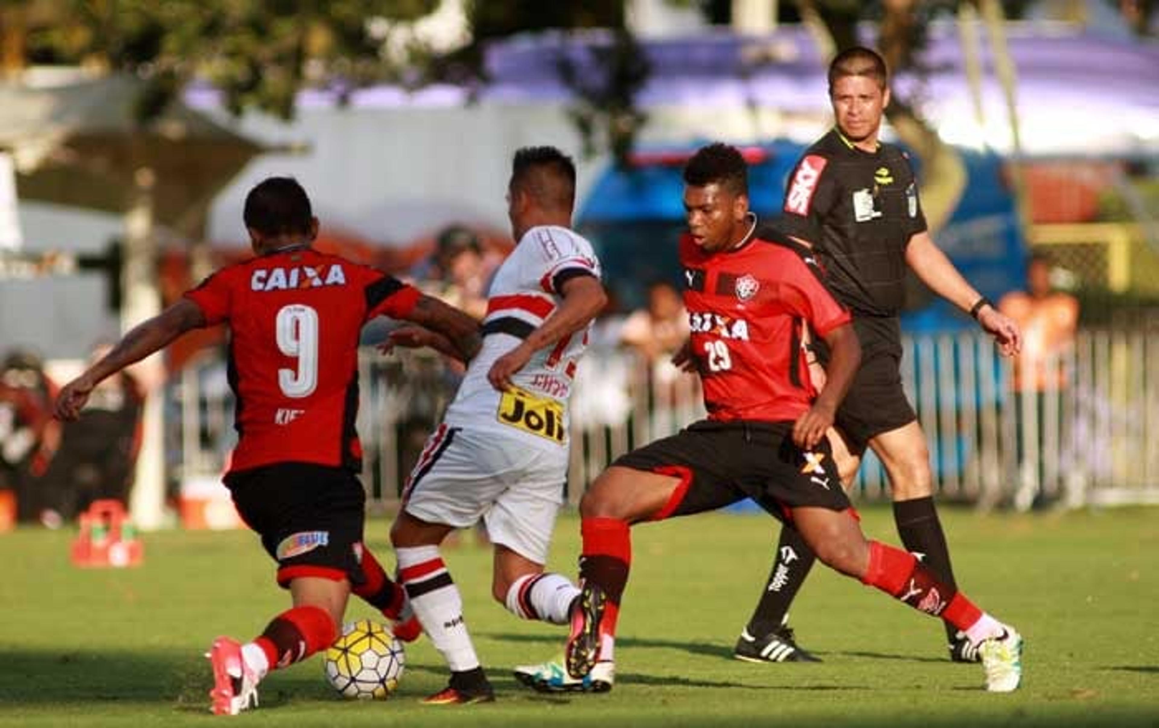 São Paulo chega a cinco gols contra no ano e Lyanco chora em campo