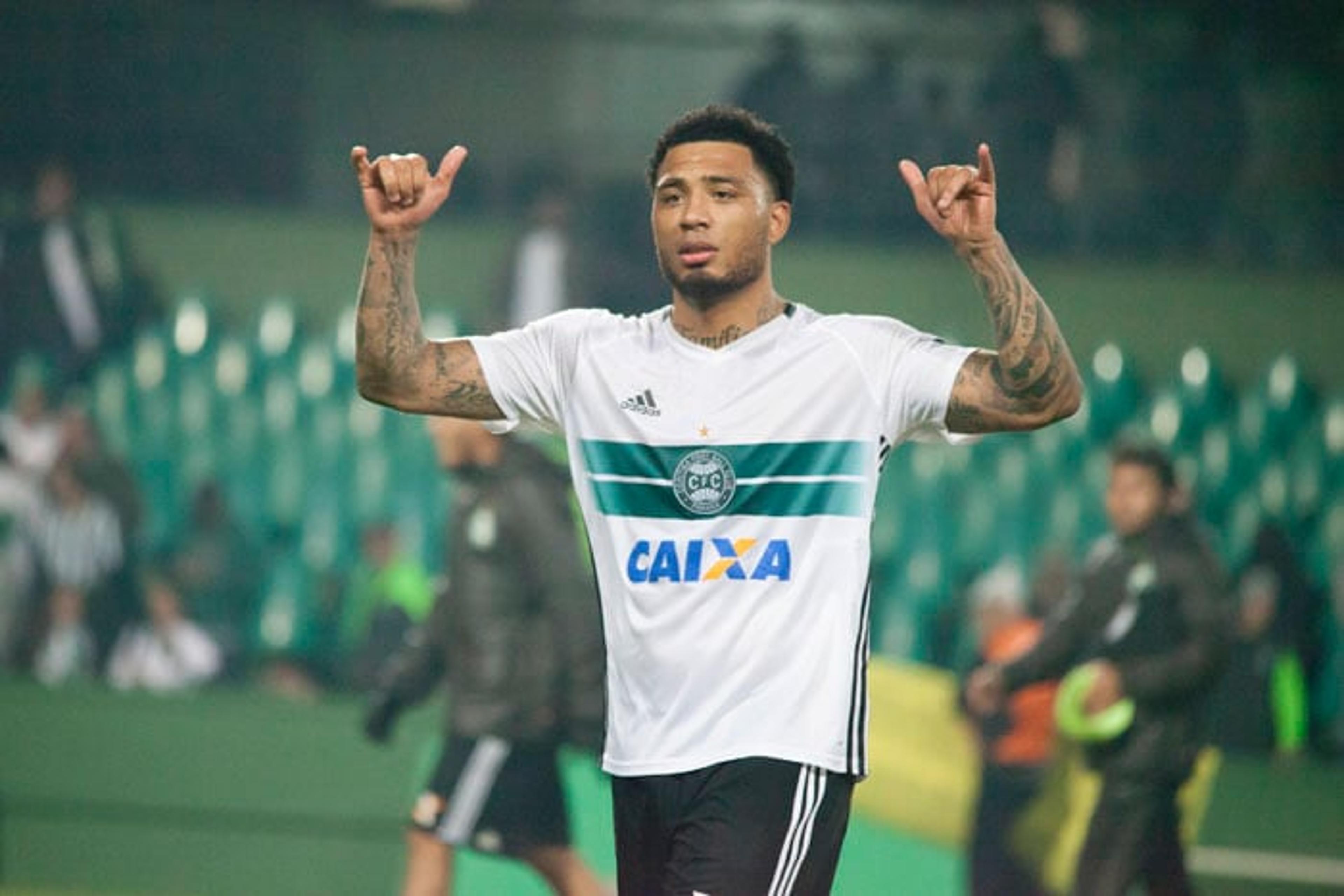 Kazim acerta por duas temporadas com Corinthians e faz exames em SP