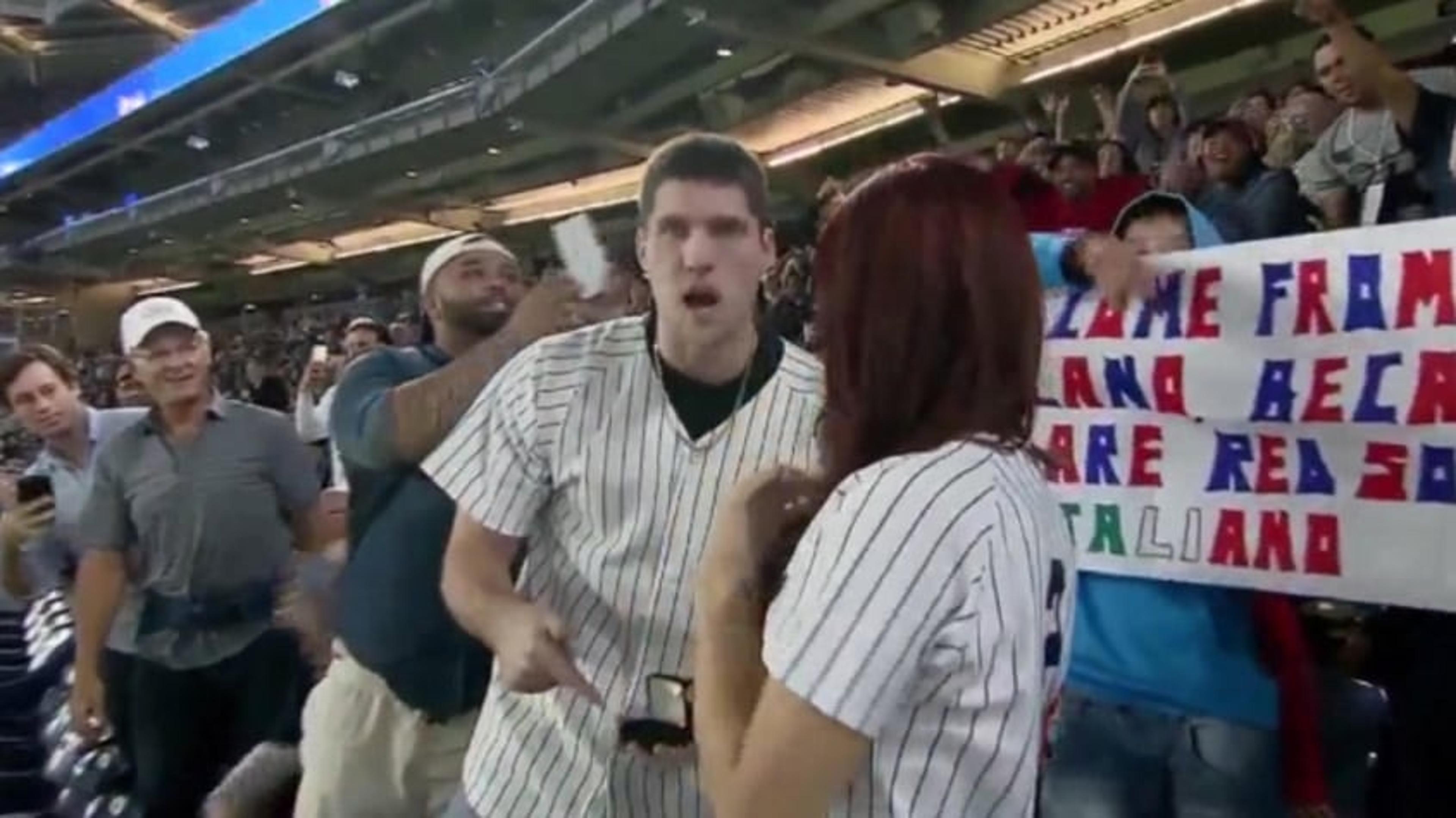 VÍDEO: Rapaz pede namorada em casamento em jogo de beisebol, mas perde o anel