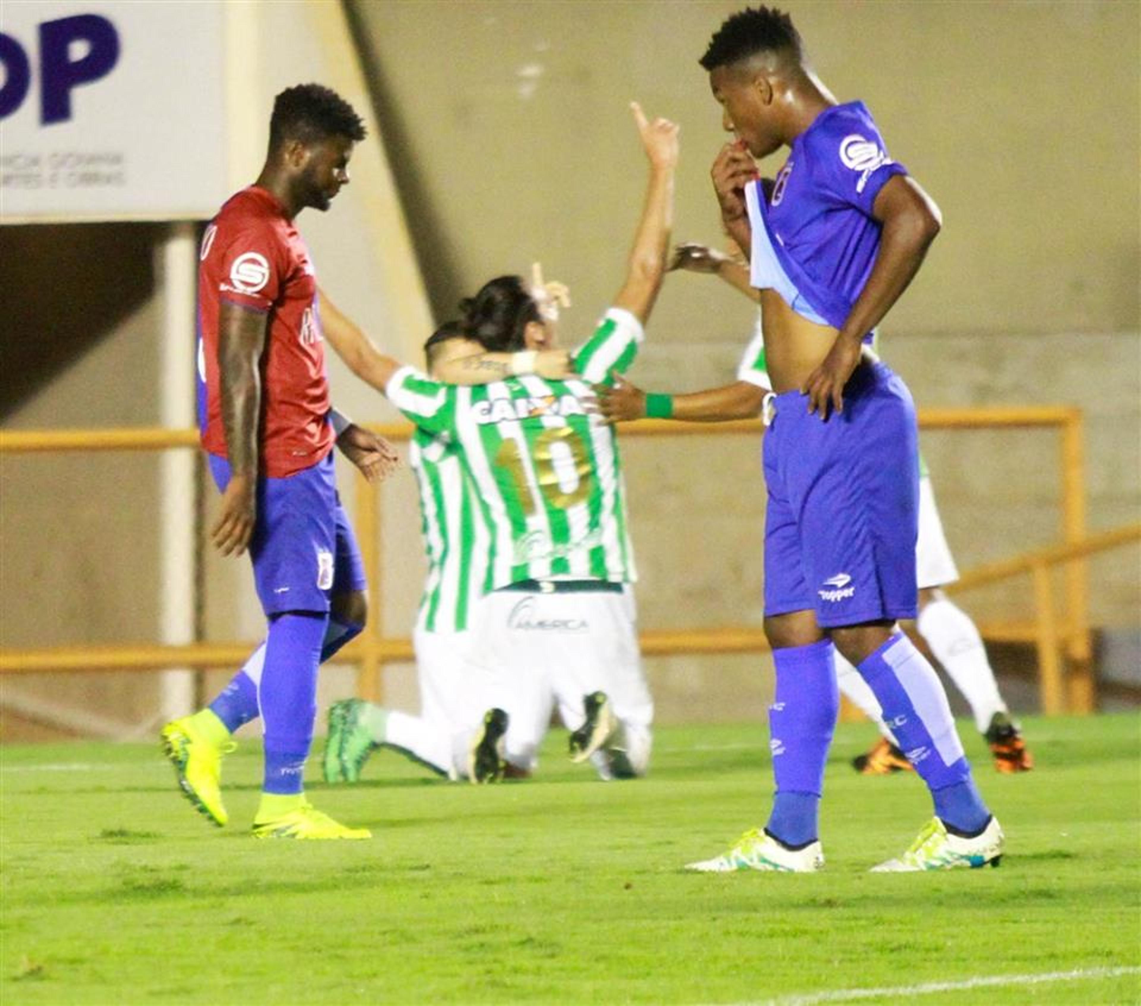 Com primeiro tempo arrasador, Goiás goleia Paraná por 4 a 0