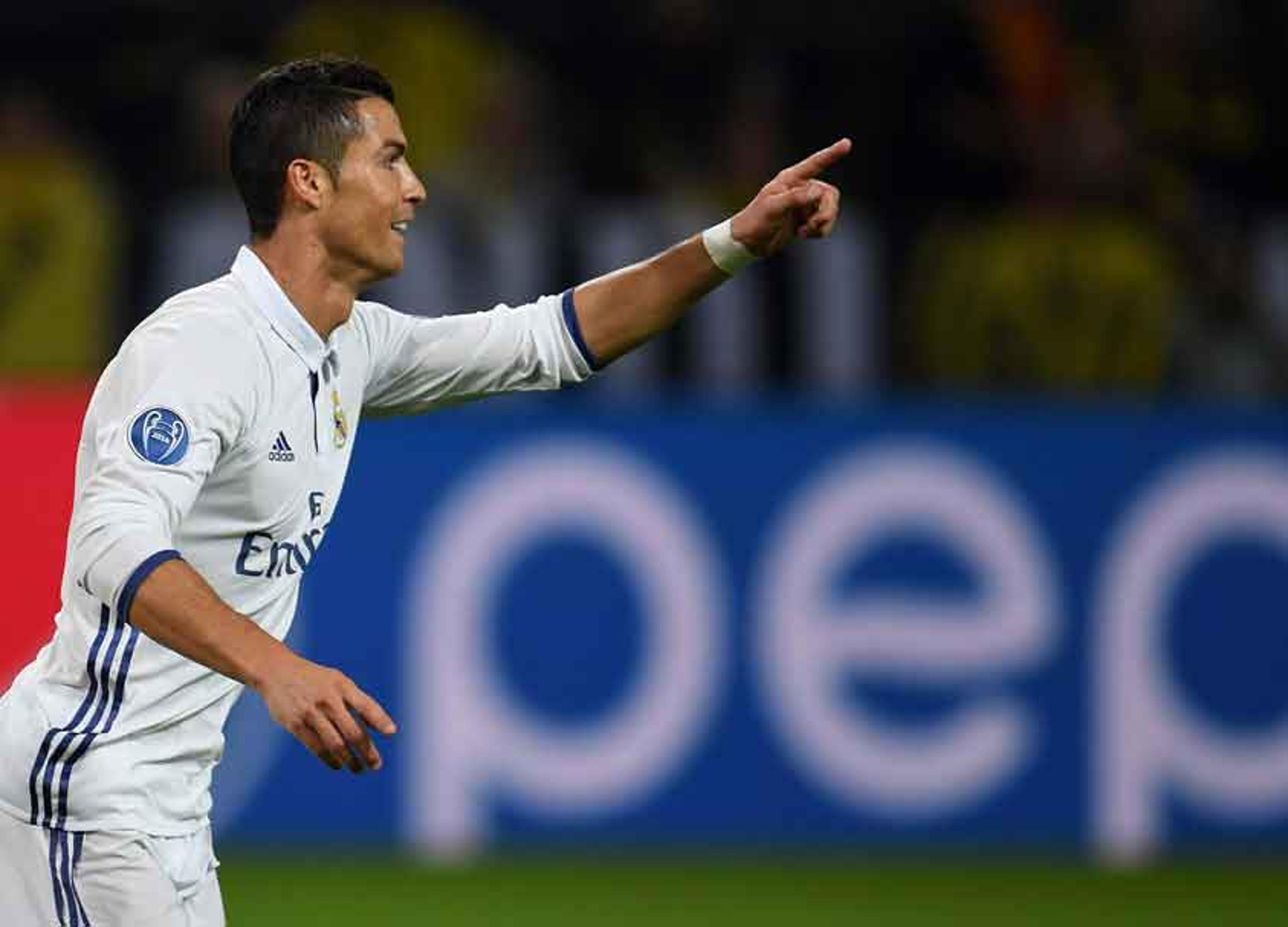 Lenda do Barcelona aponta CR7 como favorito para levar a Bola de Ouro