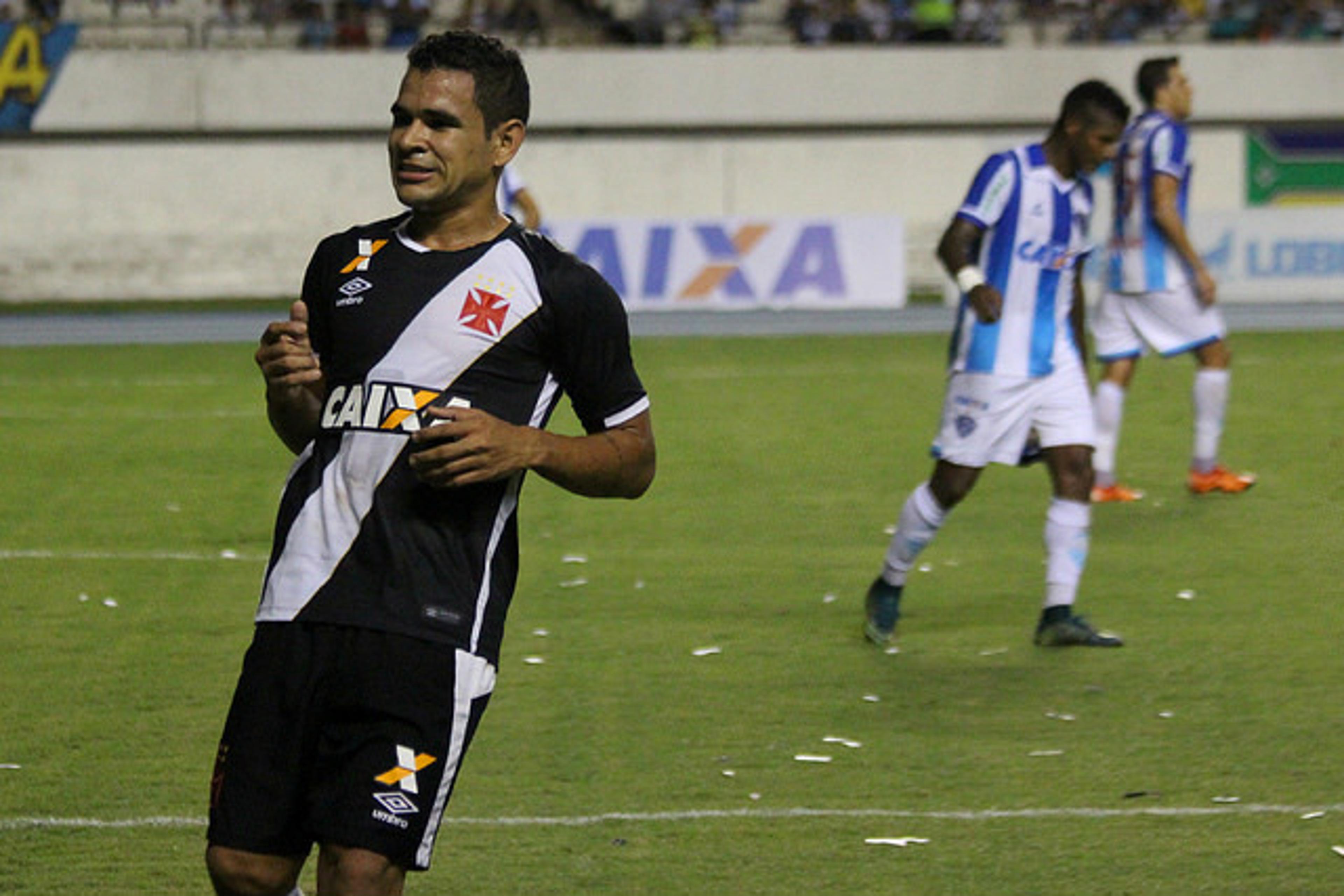 Vasco larga na frente, sofre virada e perde a liderança da Série B