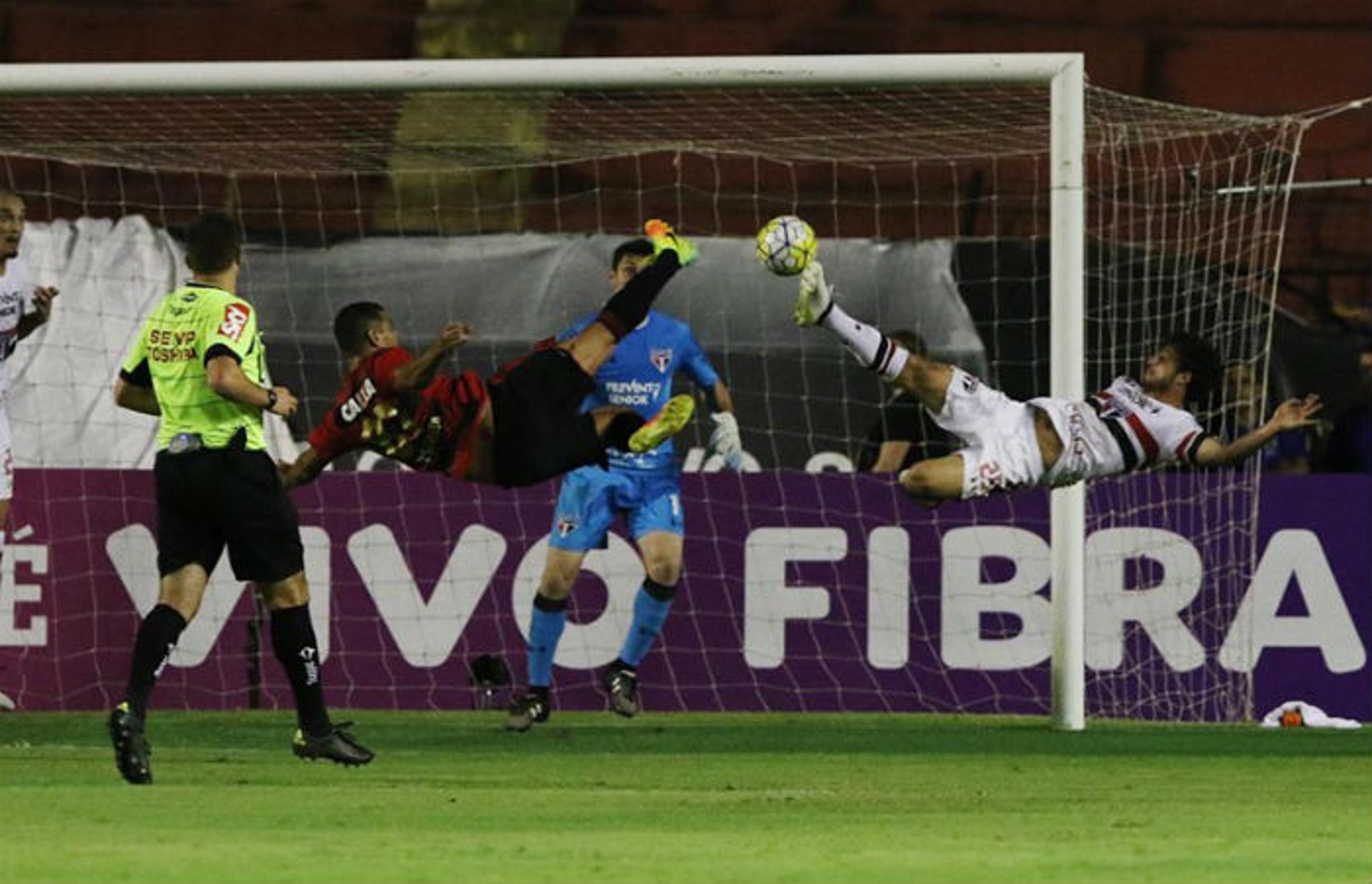 Herói de novo, Denis pede fim de desculpas no São Paulo: ‘Só trabalhar’