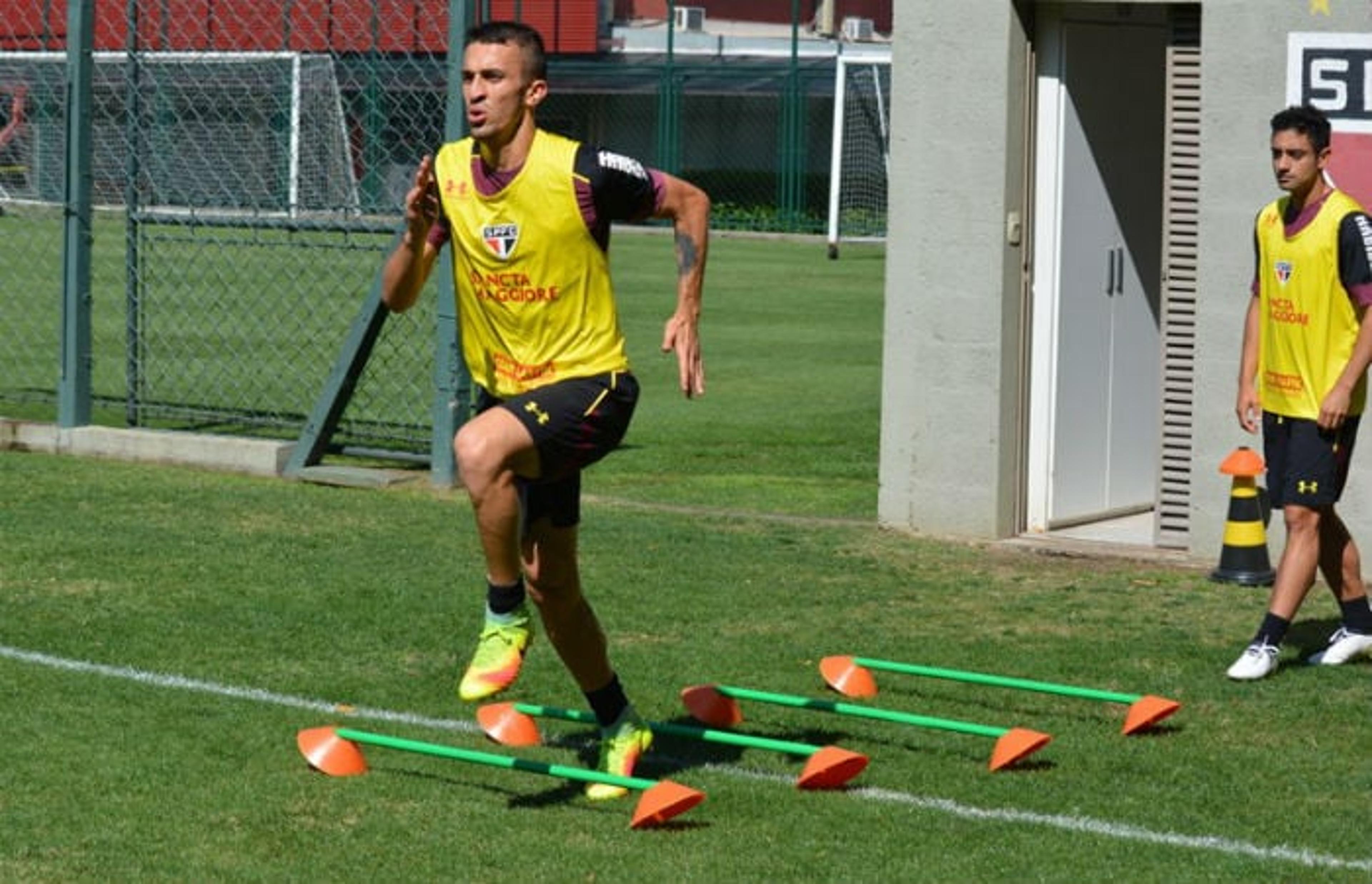 São Paulo aposta em conversa nos EUA para manter João Schmidt