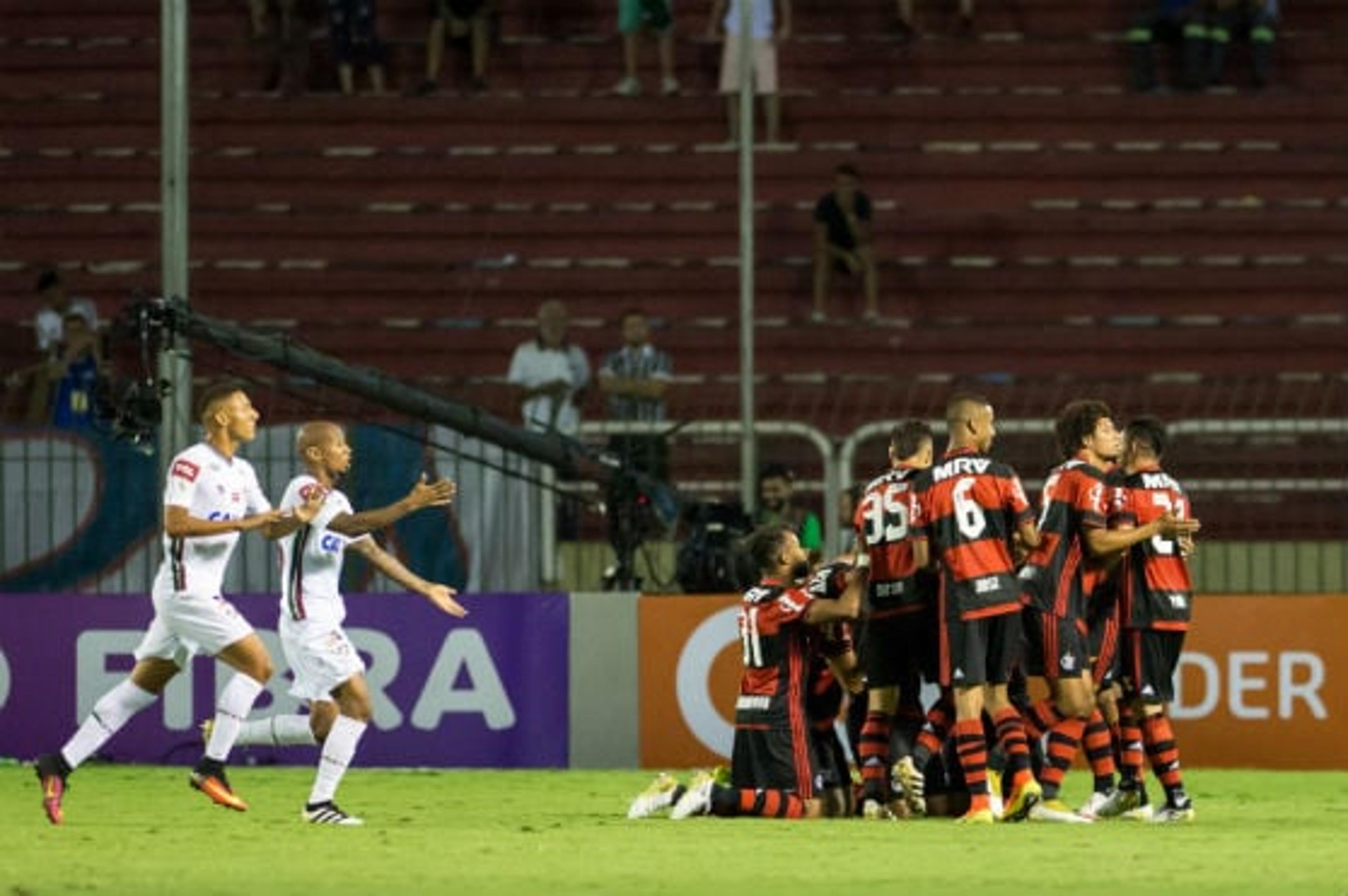 TEMPO REAL! Em jogo polêmico, Fla derrota o Flu e cola no Palmeiras. Siga o pós-jogo!