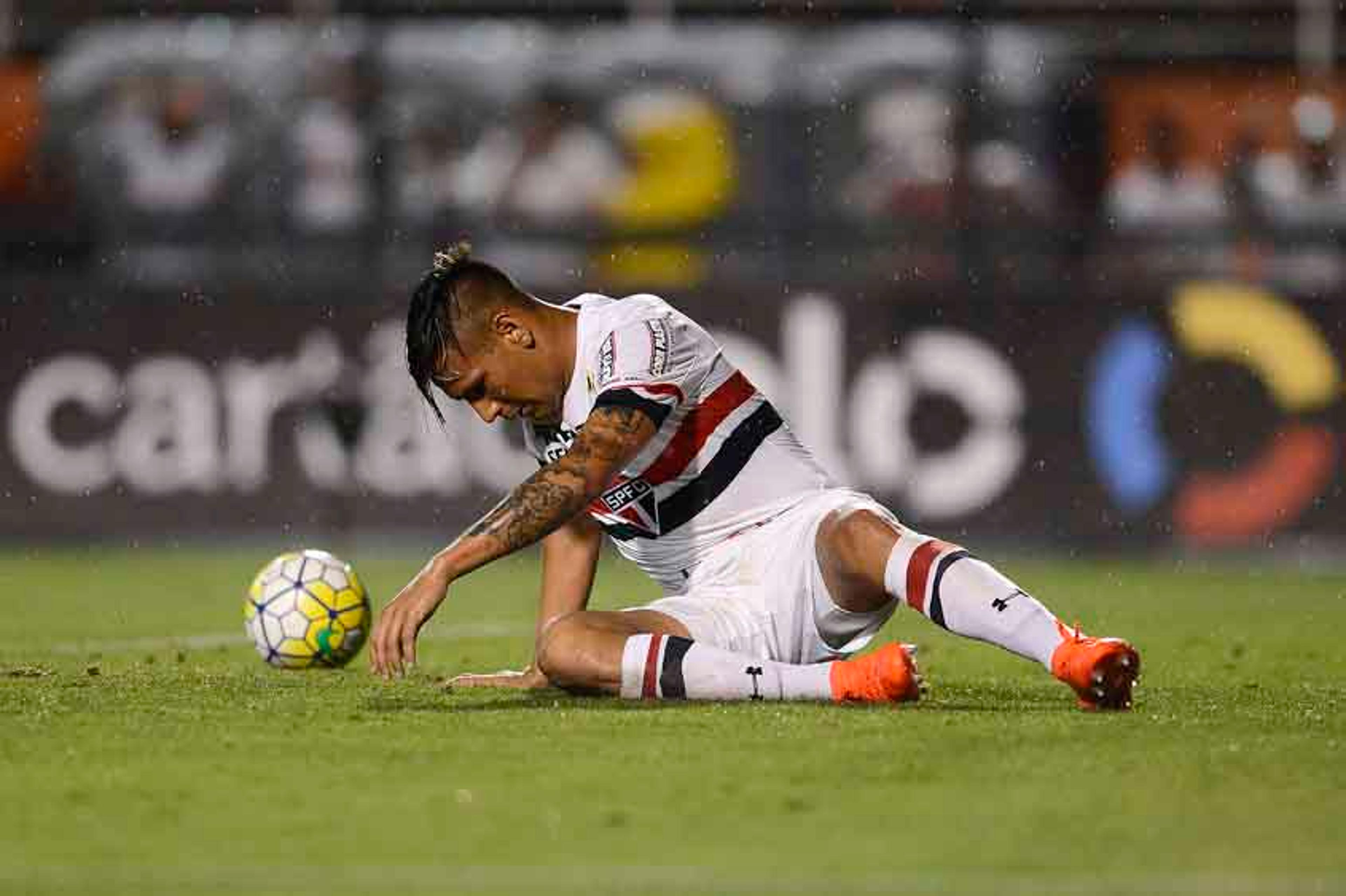 São Paulo sofre com gols perdidos e chega ao 11º jogo sem marcar no BR