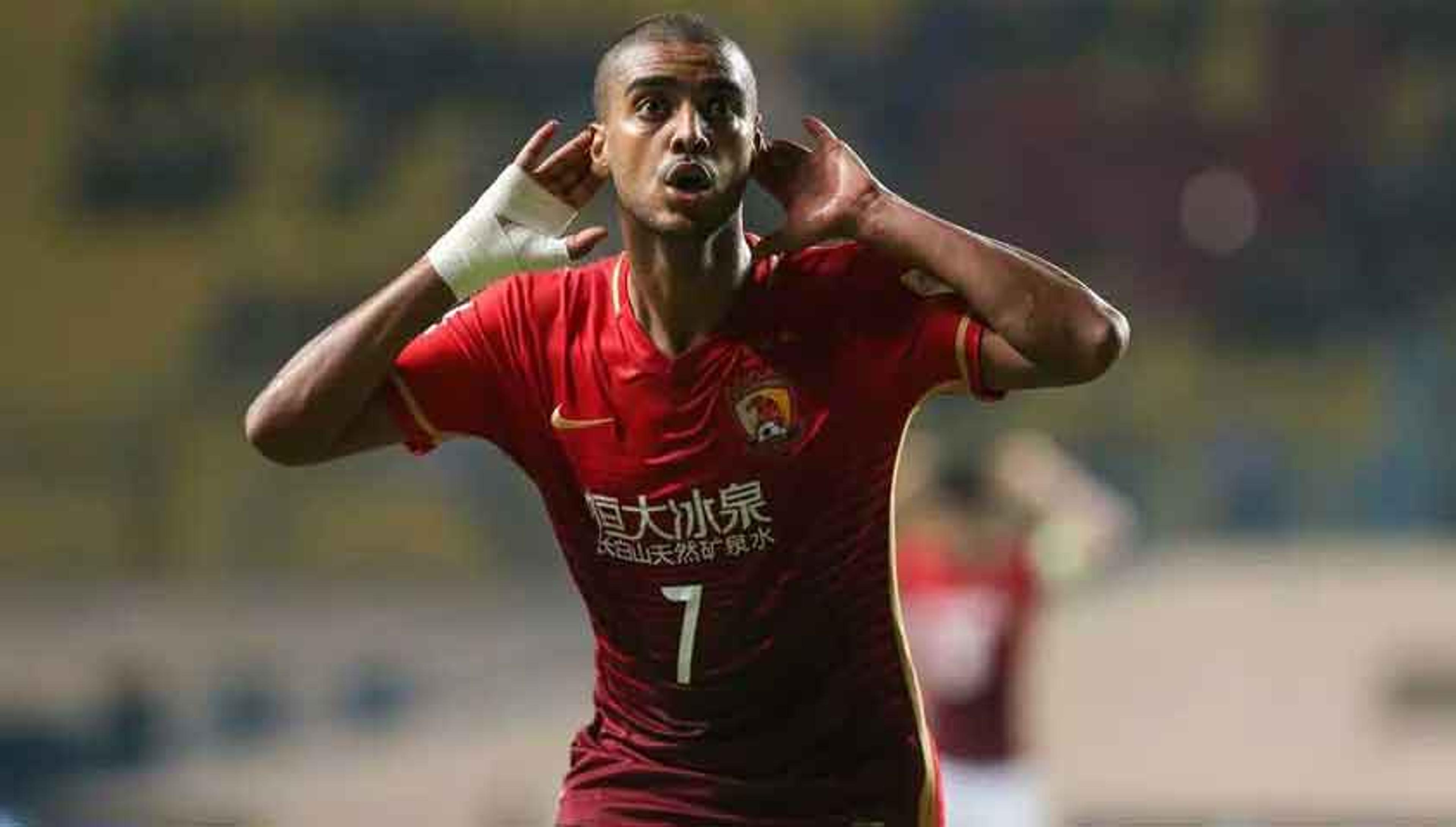 Alan comemora título da Copa da China pelo Guangzhou Evergrande